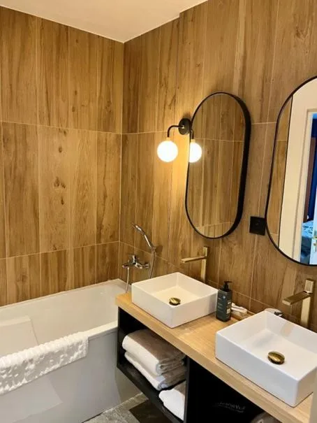 Bathroom in Hôtel Le Yachtman, The Originals Collection