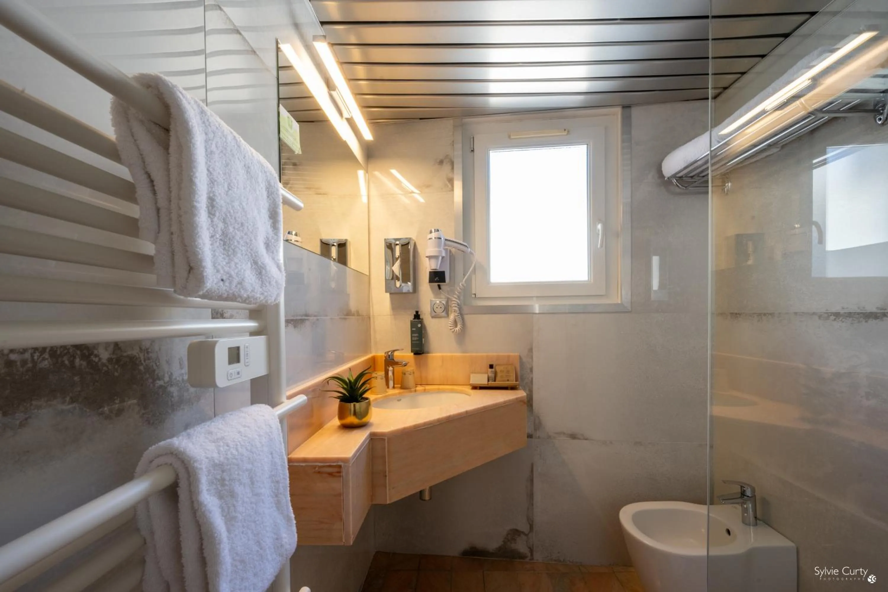 Shower in Hôtel Le Yachtman, The Originals Collection