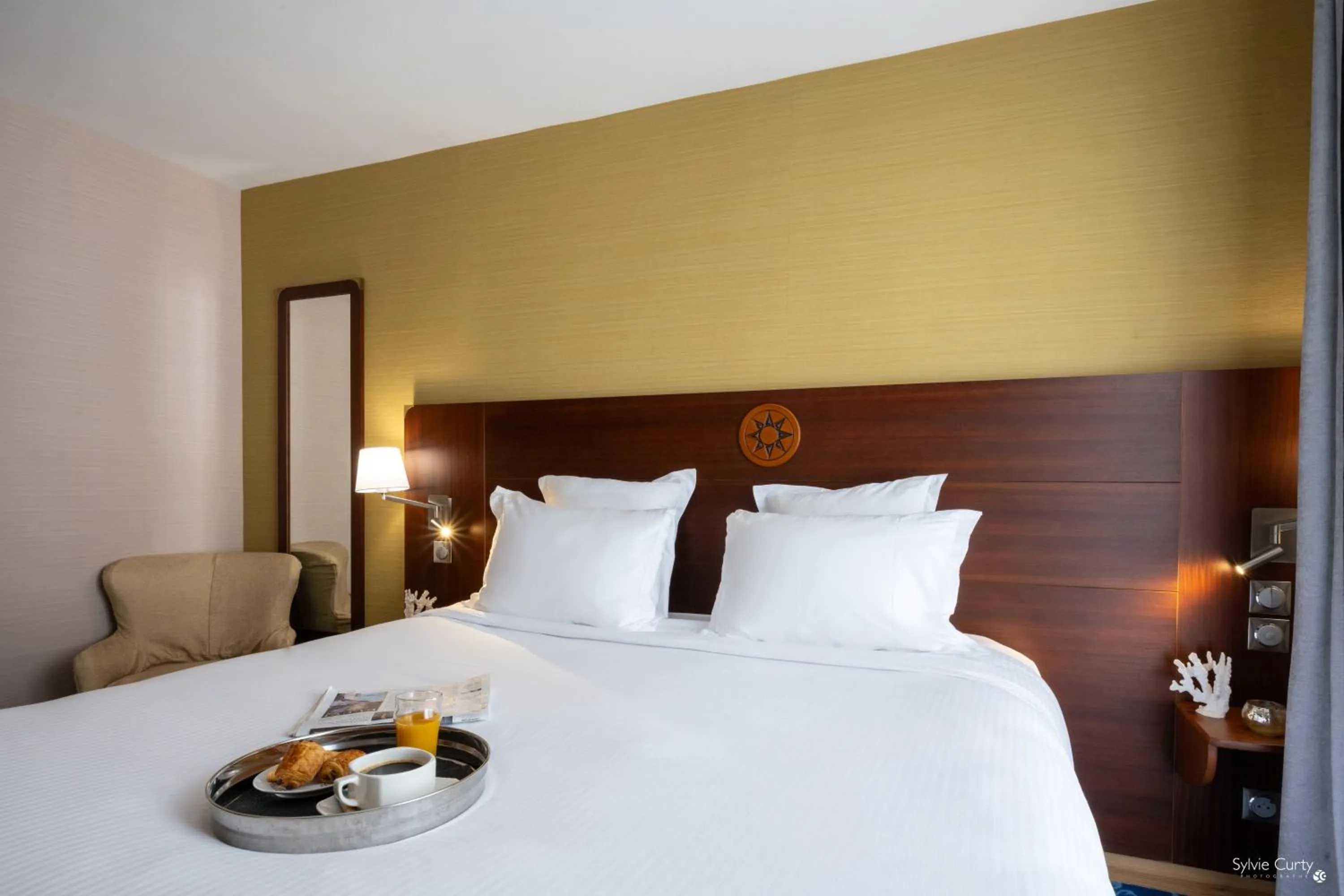 Bedroom, Bed in Hôtel Le Yachtman, The Originals Collection