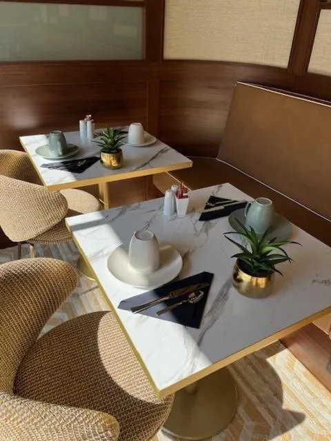 Breakfast in Hôtel Le Yachtman, The Originals Collection