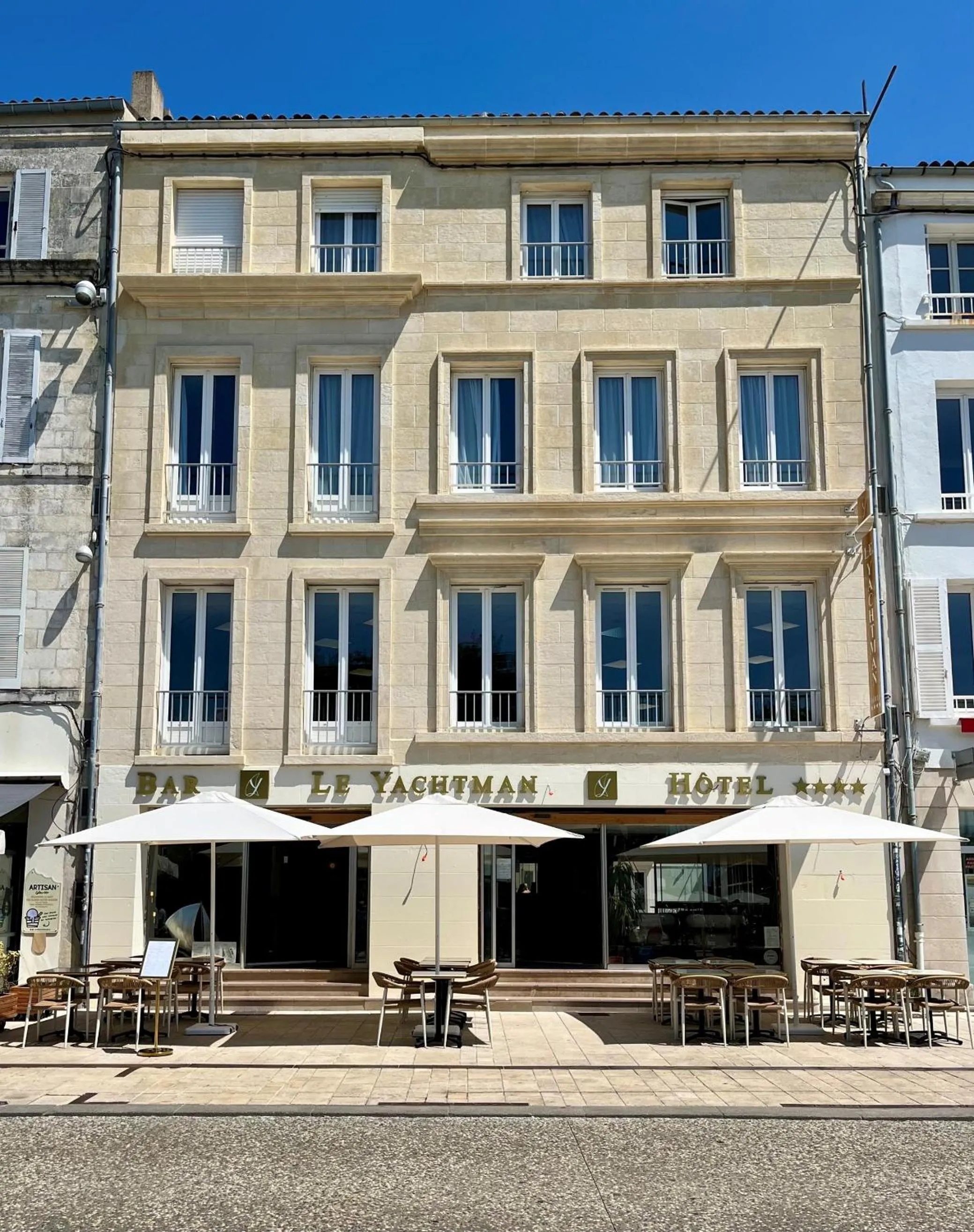 Facade/entrance in Hôtel Le Yachtman, The Originals Collection