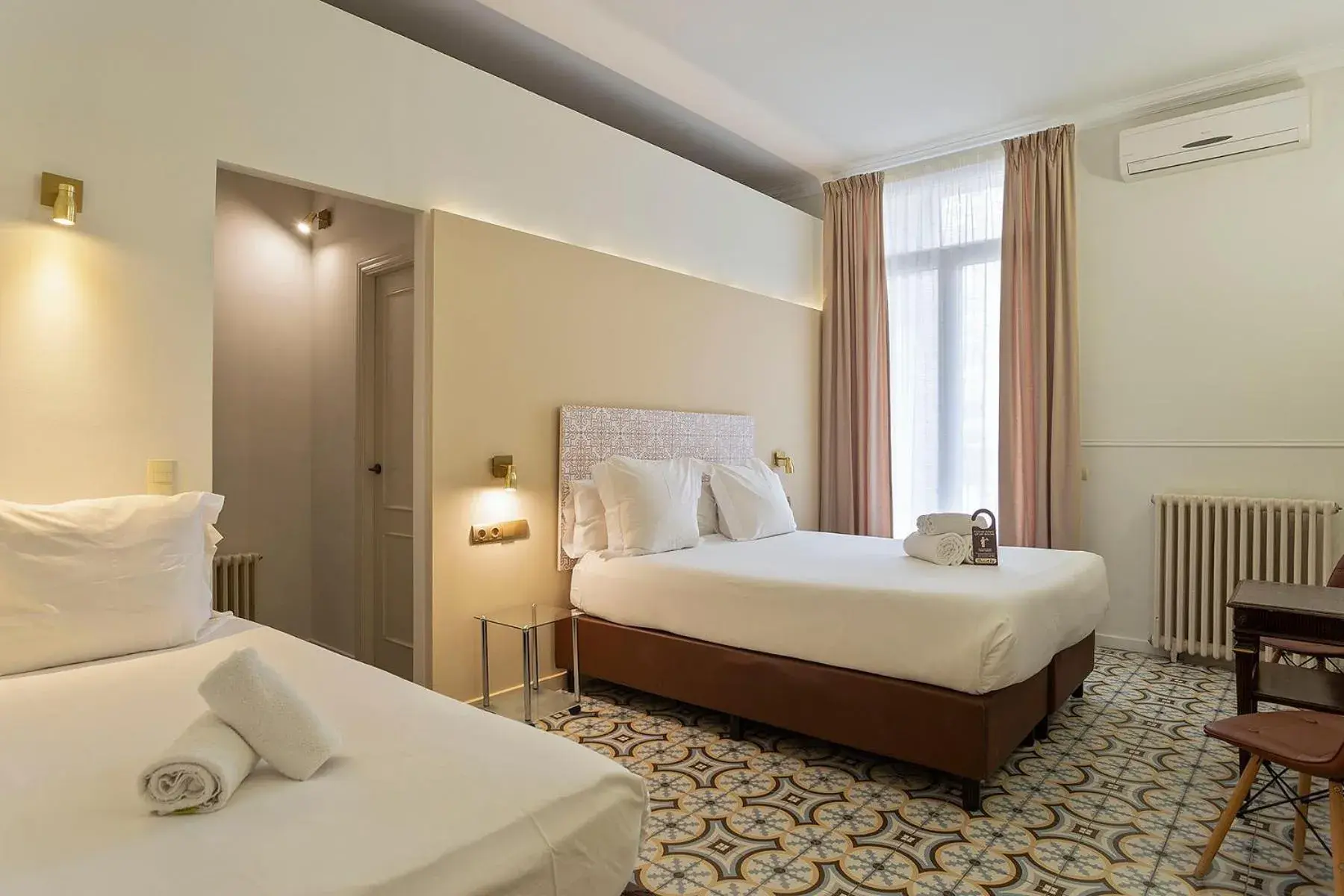 Superior Triple Room with Balcony in Mihlton Barcelona Boutique B&B Superior Triple Room with Balcony in Mihlton Barcelona Boutique B&B