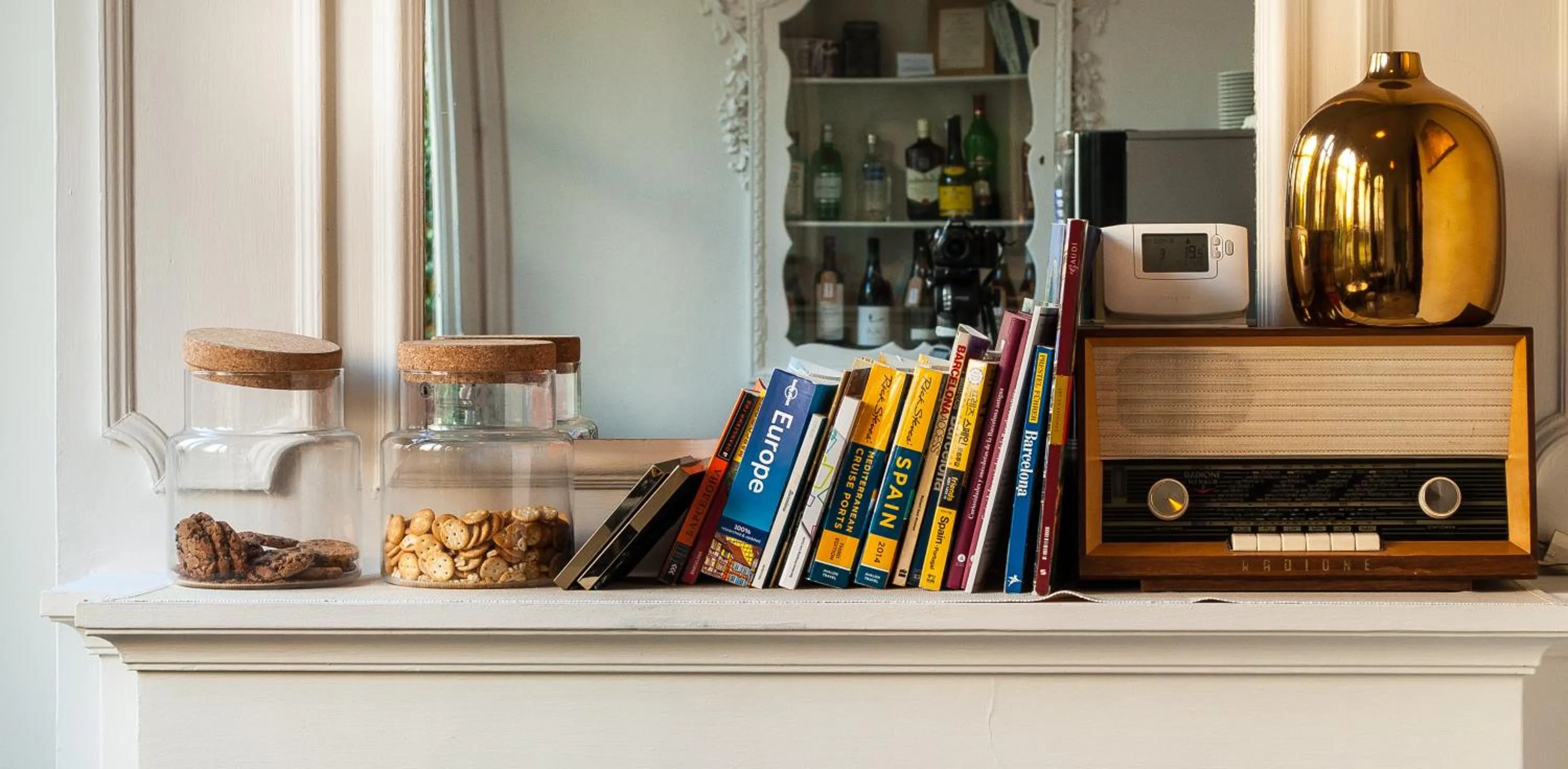 Library in Mihlton Barcelona Boutique B&B