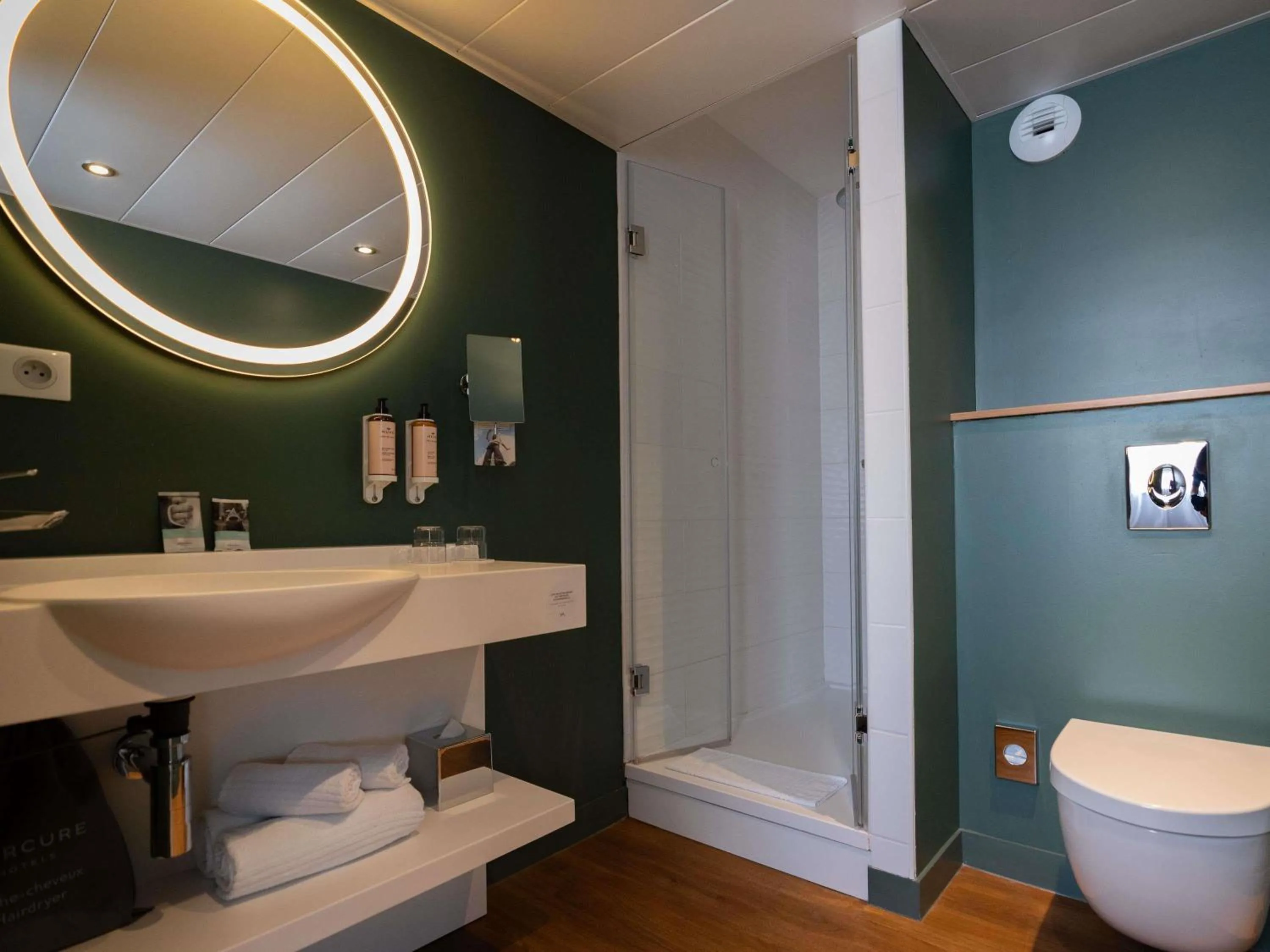 Bedroom in Mercure Saint Omer Centre Gare