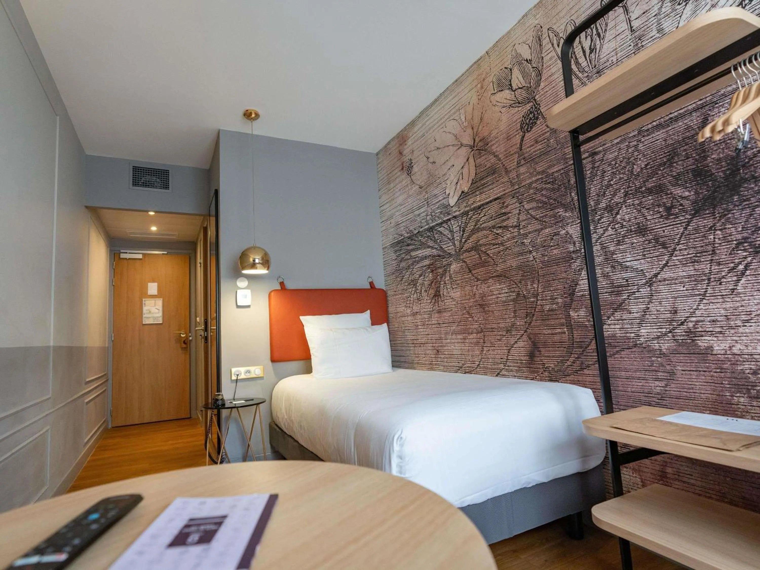 Bedroom, Bed in Mercure Saint Omer Centre Gare