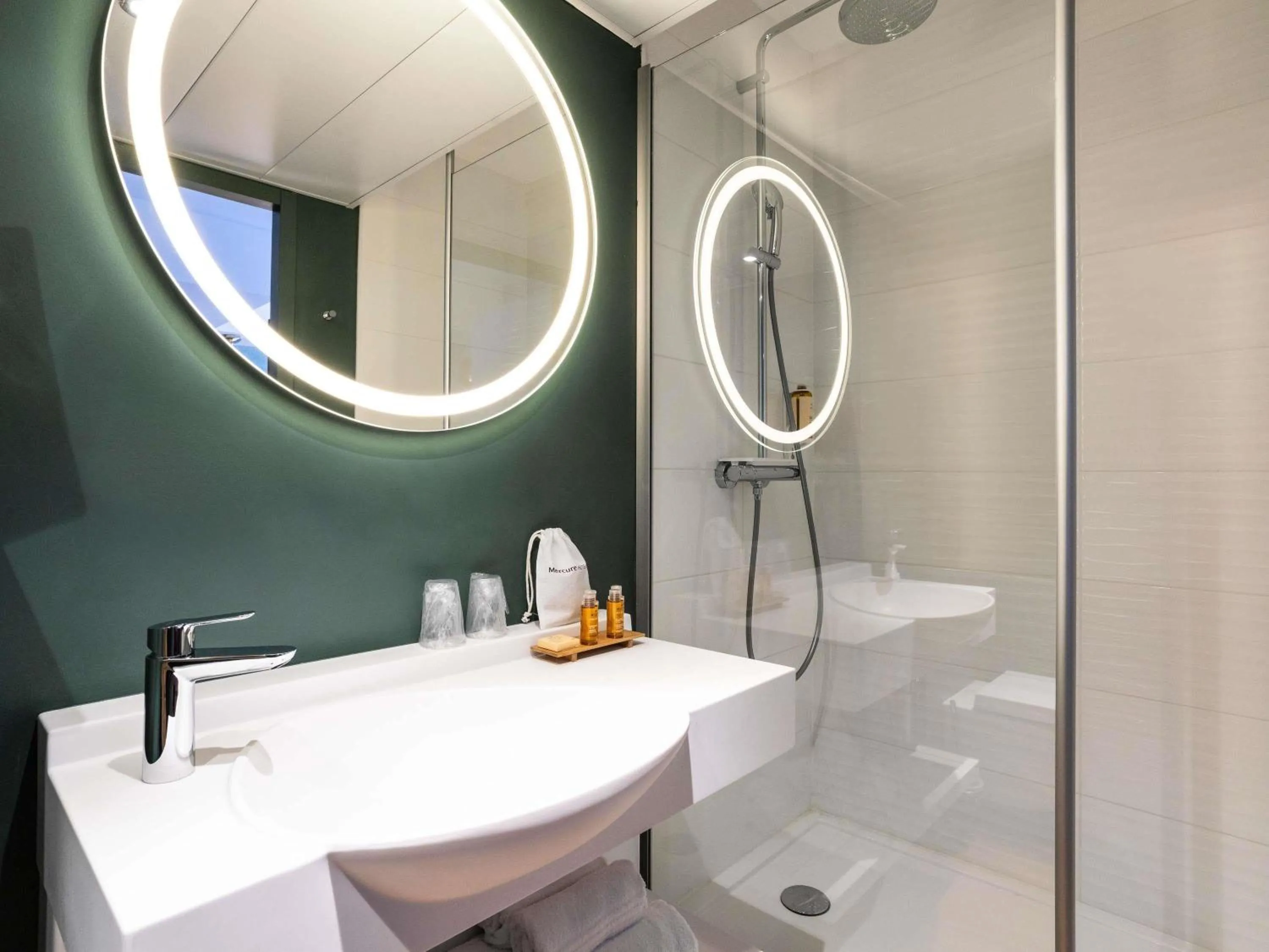 Bedroom in Mercure Saint Omer Centre Gare