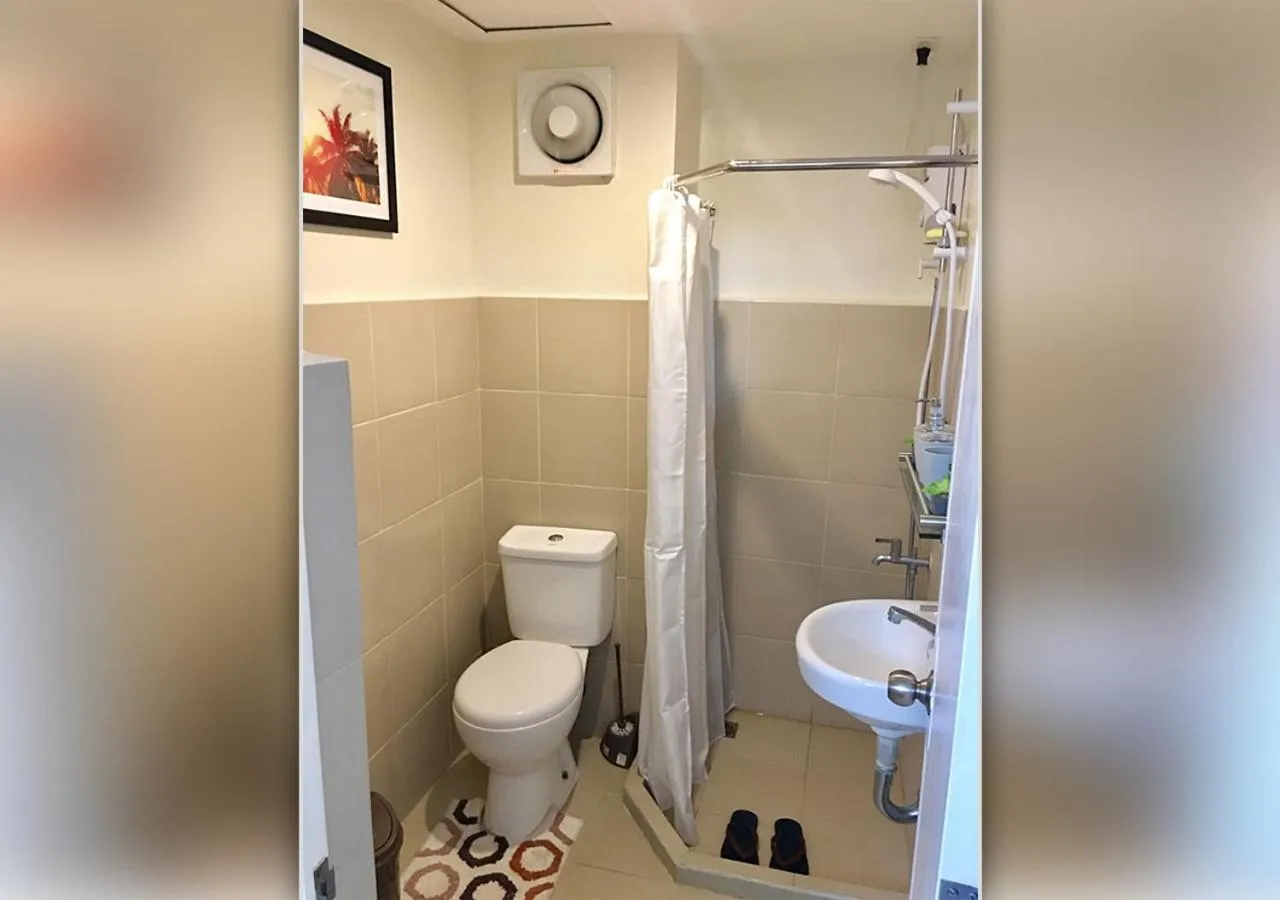 Toilet in Davao Condo 2BR Pool Wifi Netflix