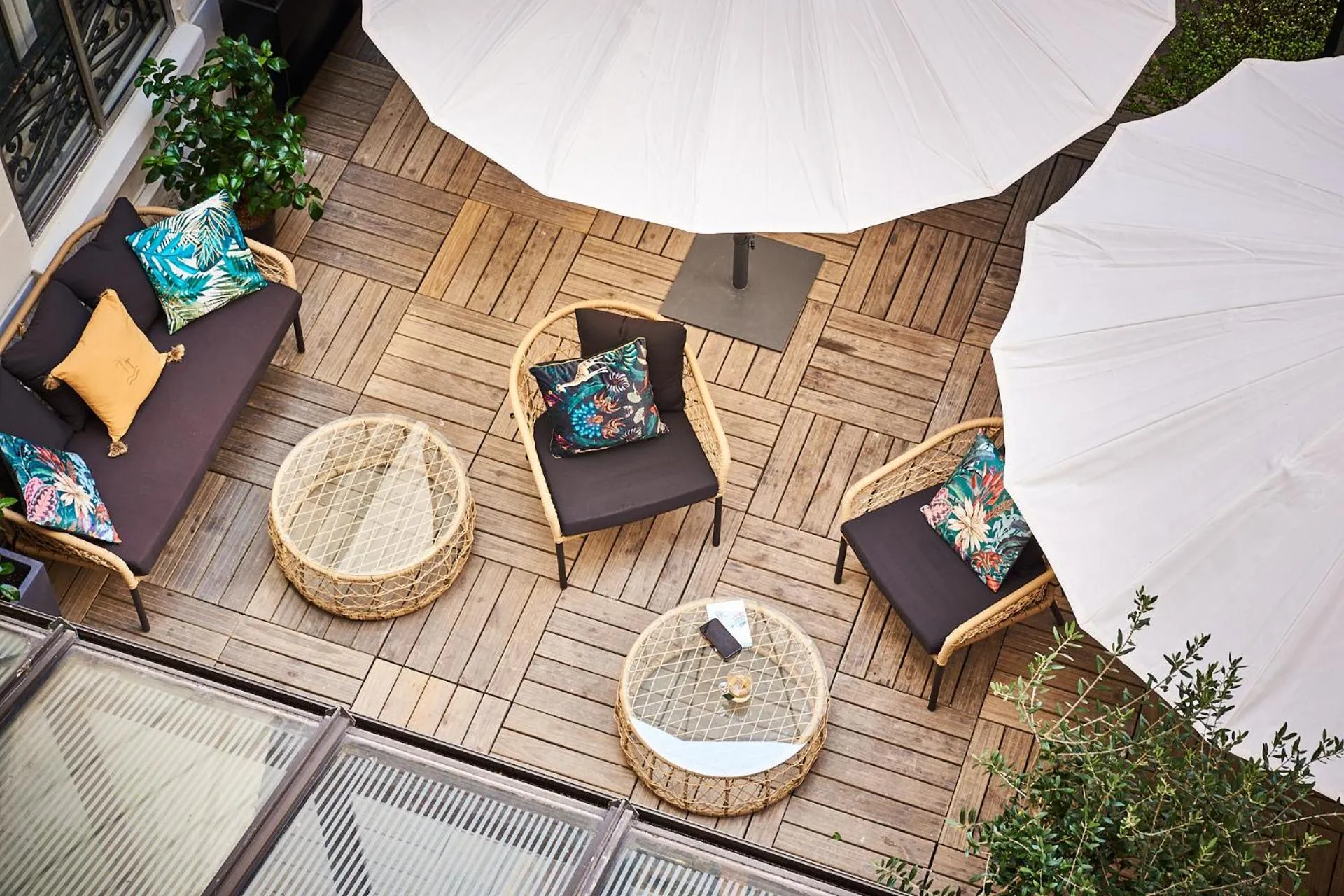 Patio in Hotel Cervantes by Happyculture