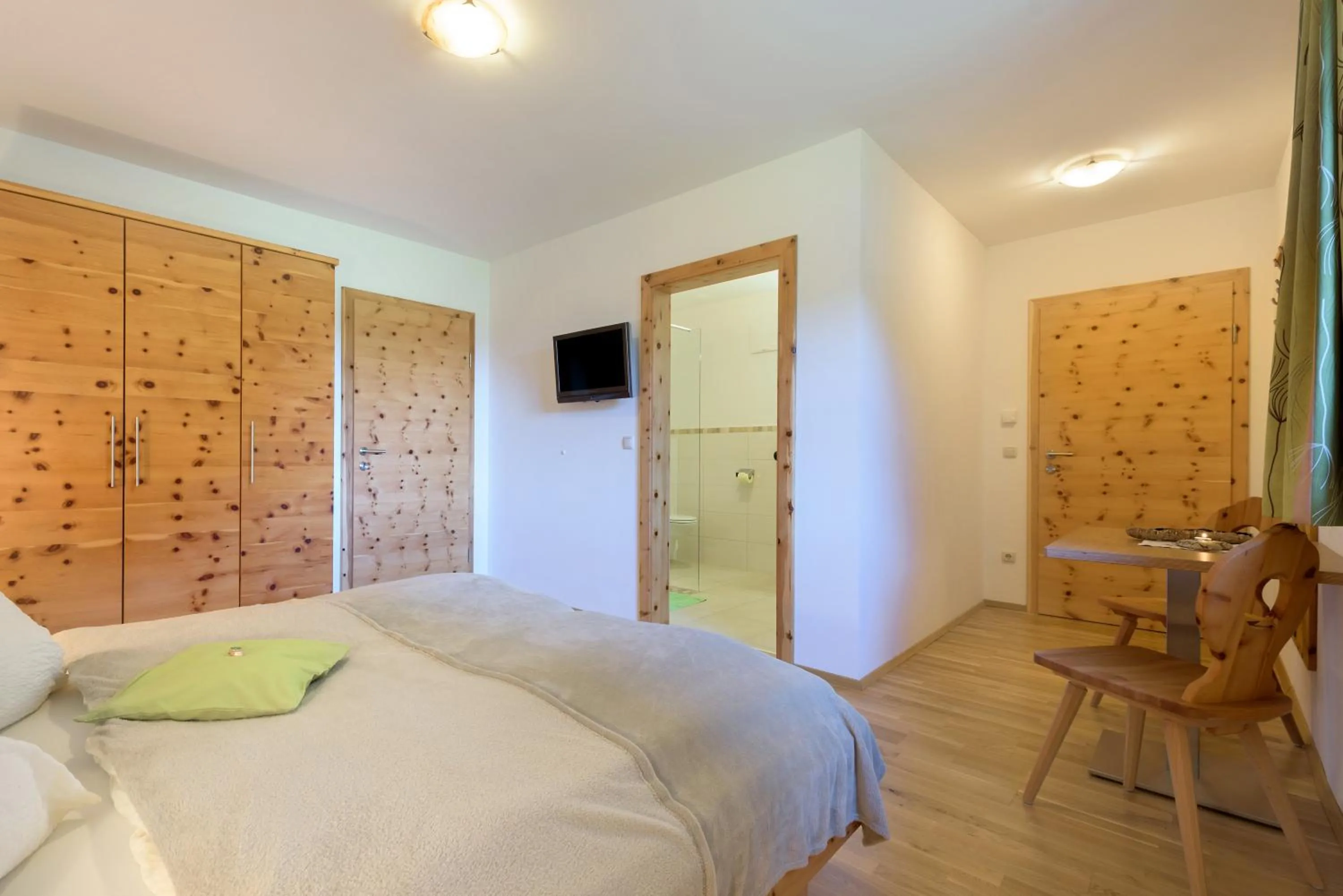 Shower, Bed in ARCHE Hof Öbristhof