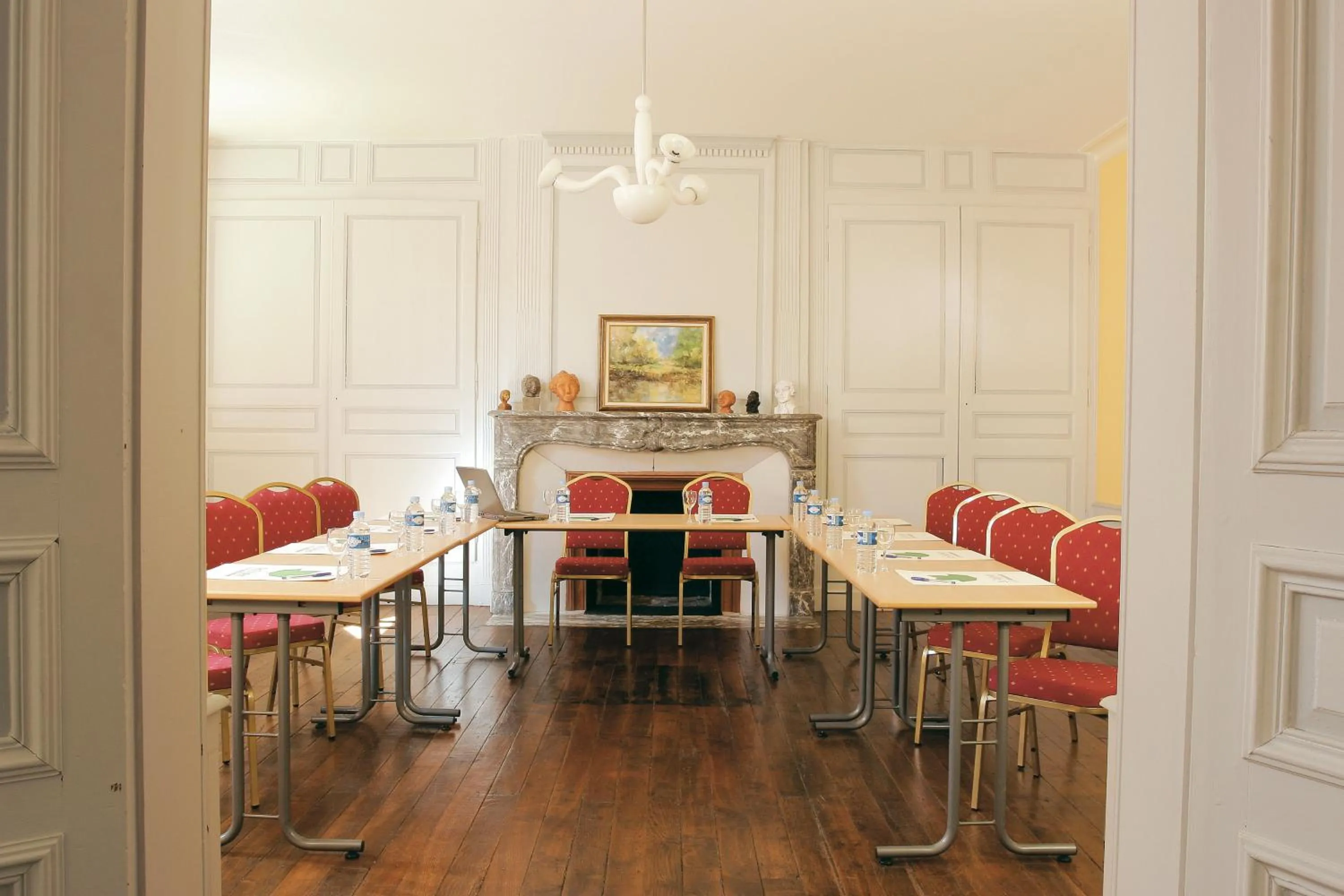 Meeting/conference room in Logis Hôtel - Restaurant Le Tulipier