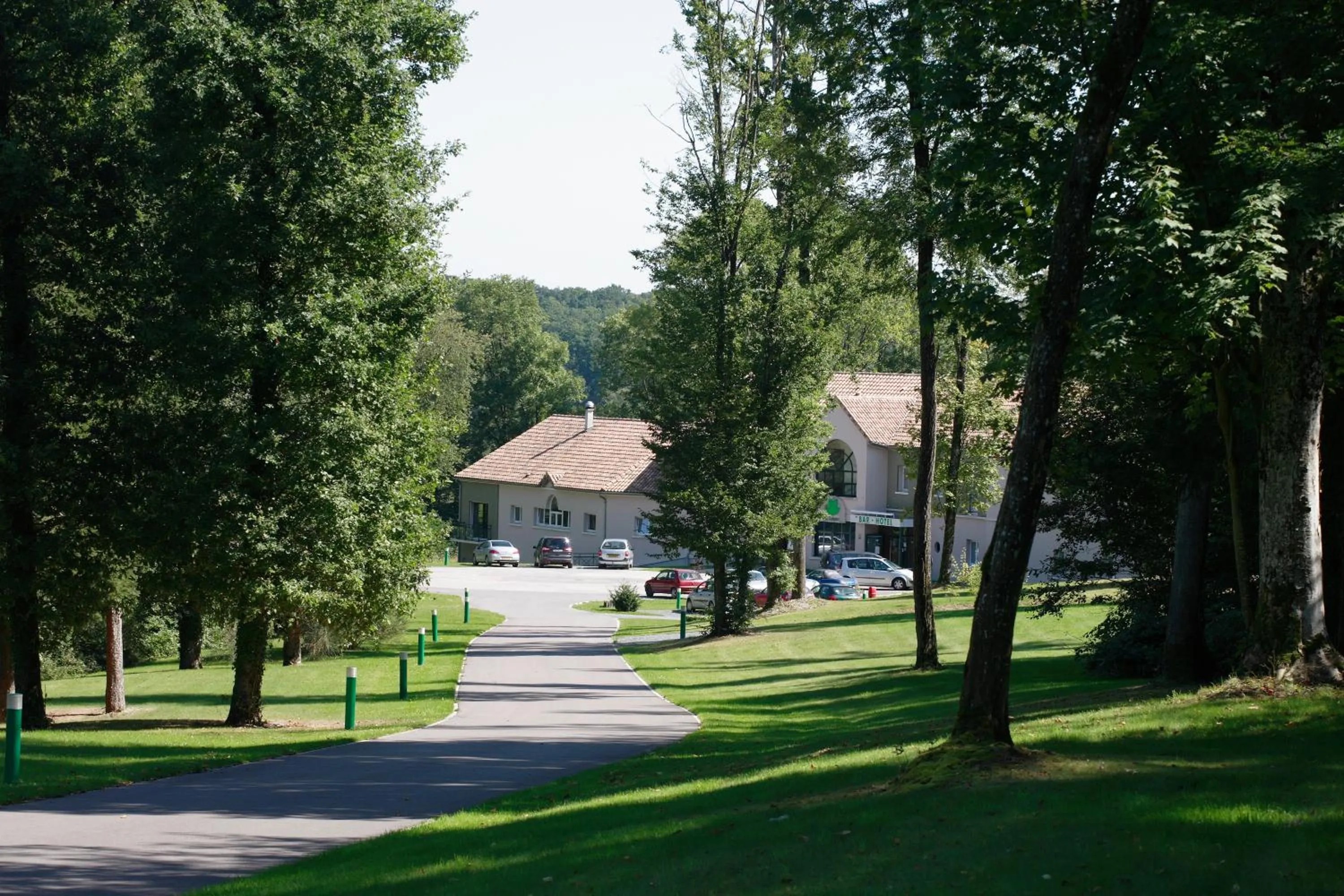 Facade/entrance in Logis Hôtel - Restaurant Le Tulipier