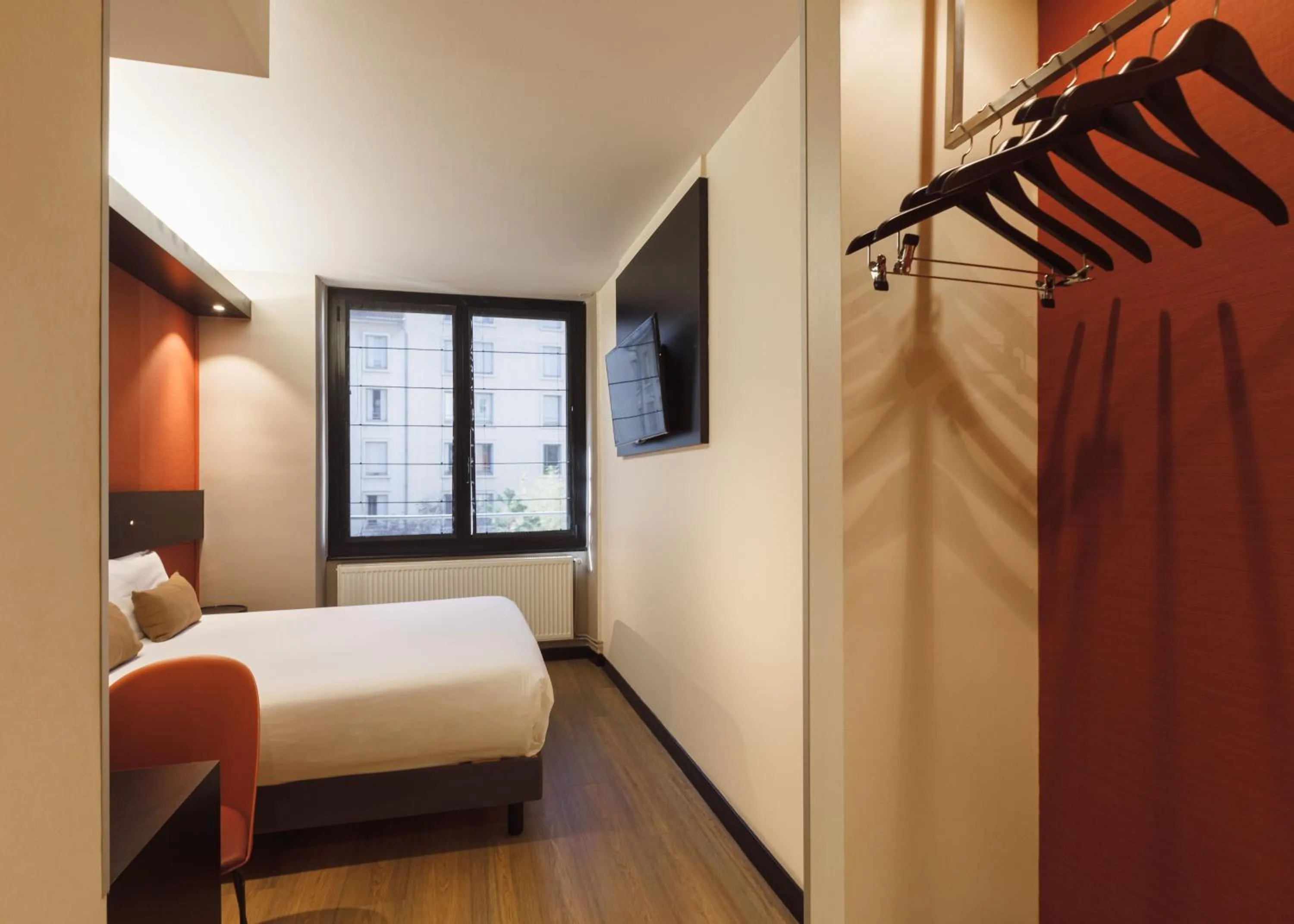 Photo of the whole room, Bed in Hôtel de Noailles