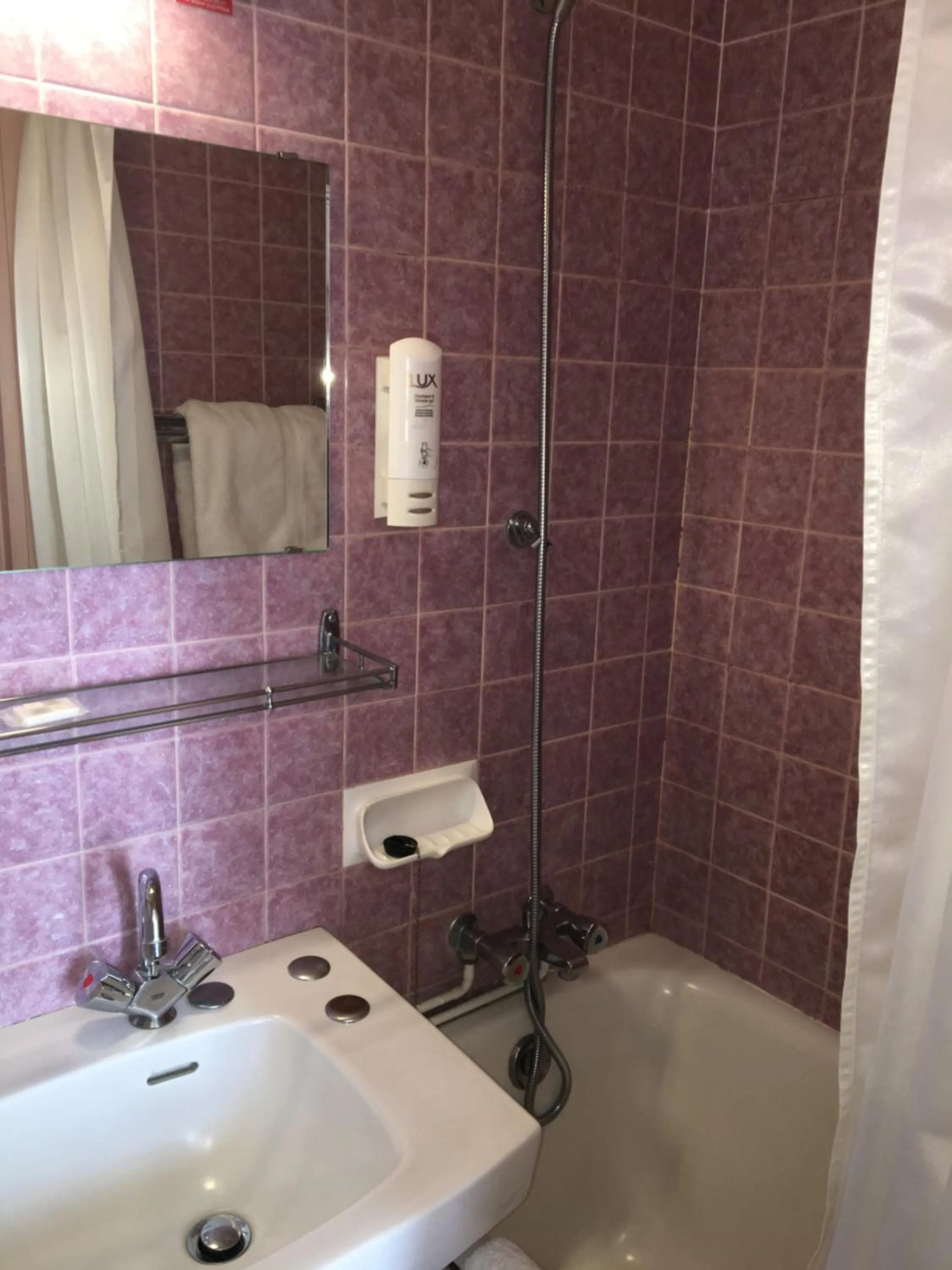 Bathroom in The Old Hotel Ravel Centre