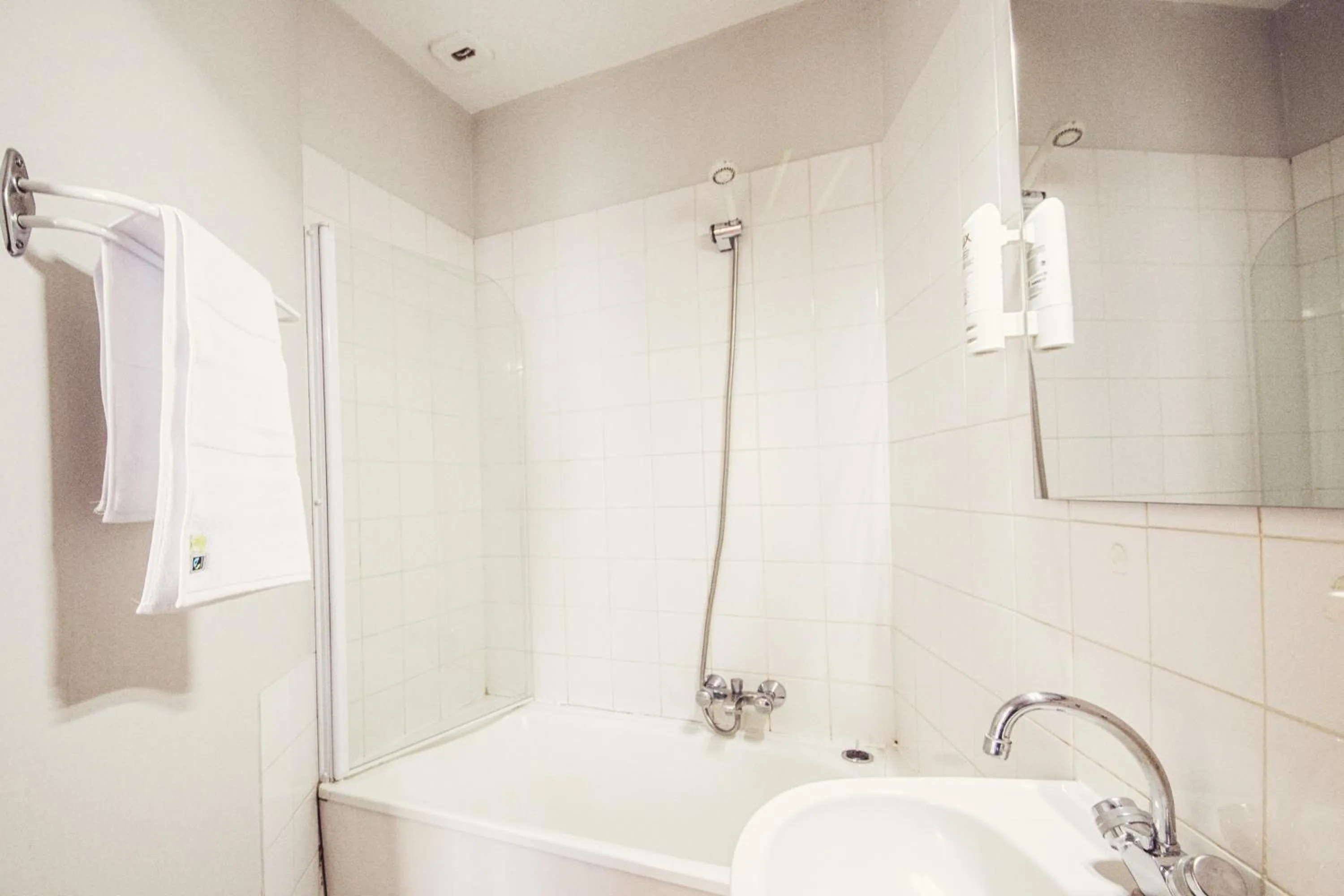 Bathroom in The Old Hotel Ravel Centre