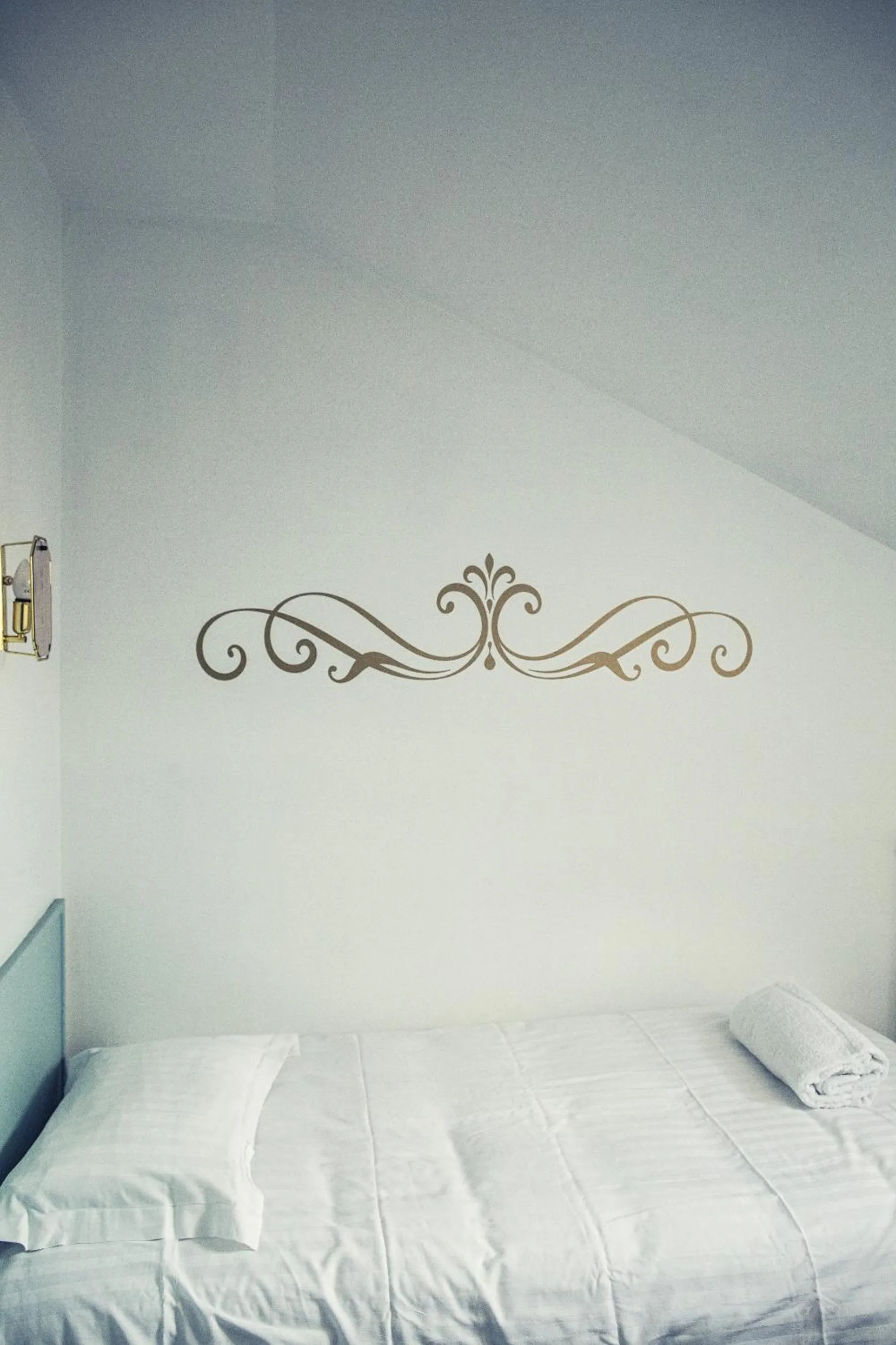 Bedroom, Bed in The Old Hotel Ravel Centre