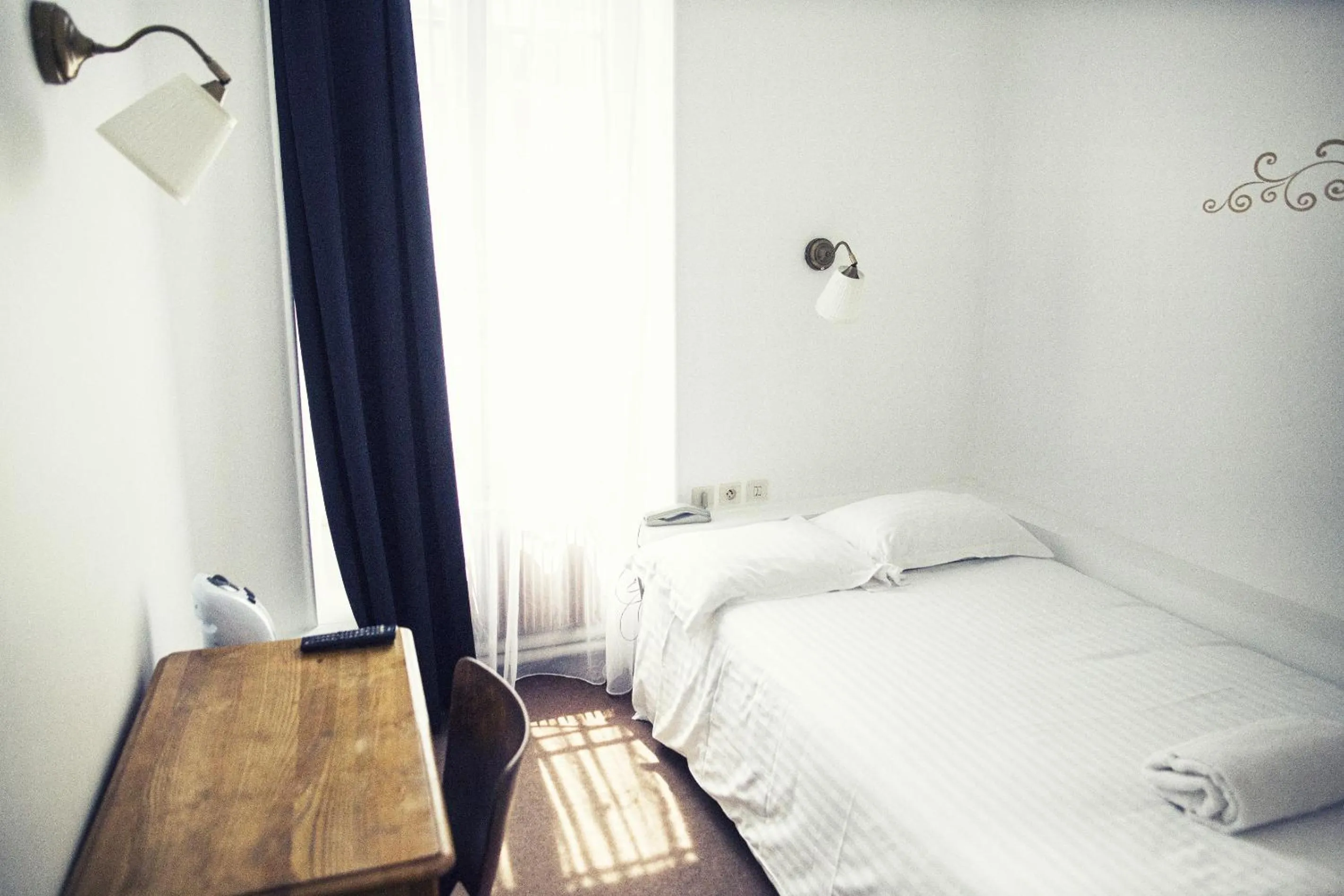 Bedroom, Bed in The Old Hotel Ravel Centre