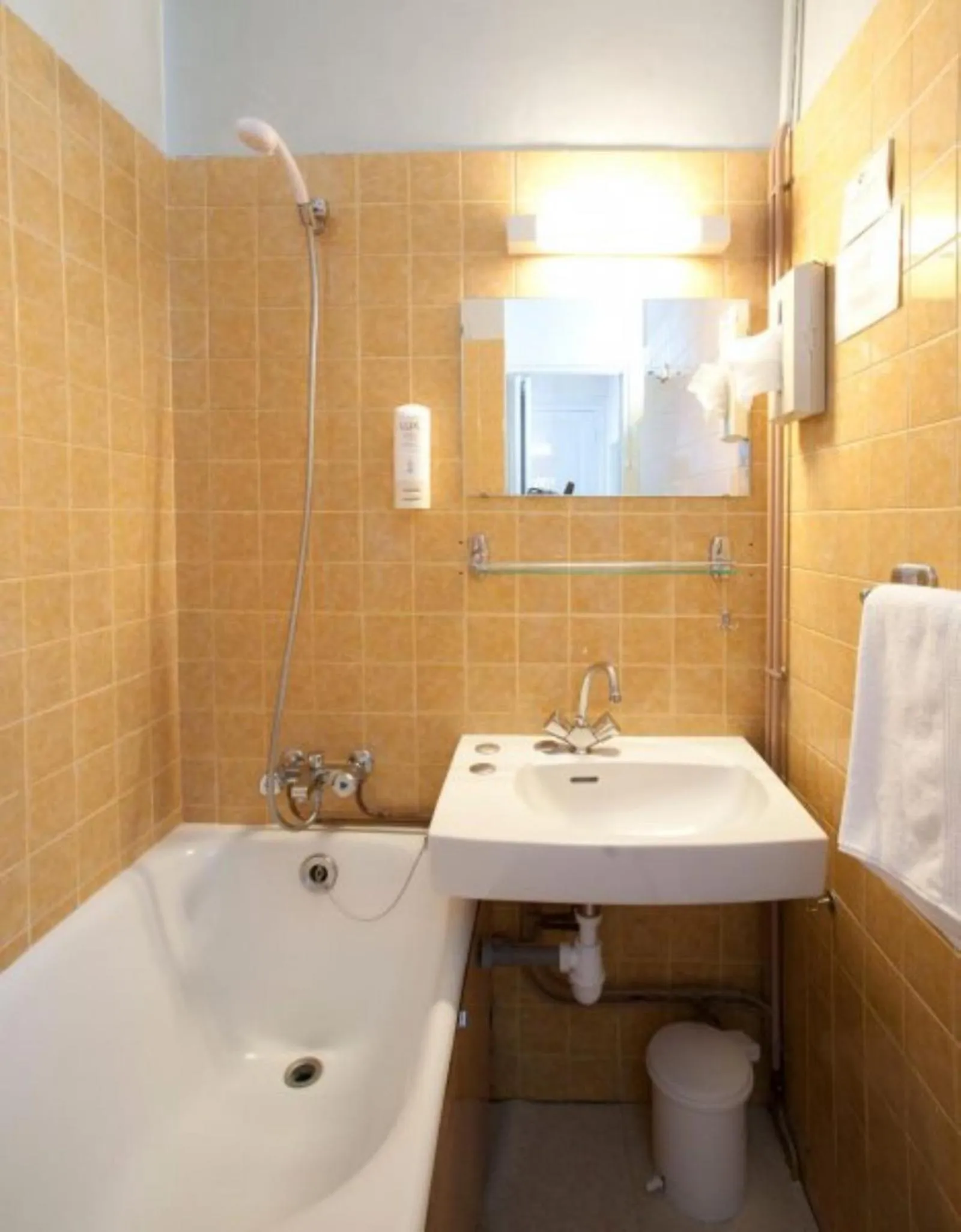 Bathroom in The Old Hotel Ravel Centre