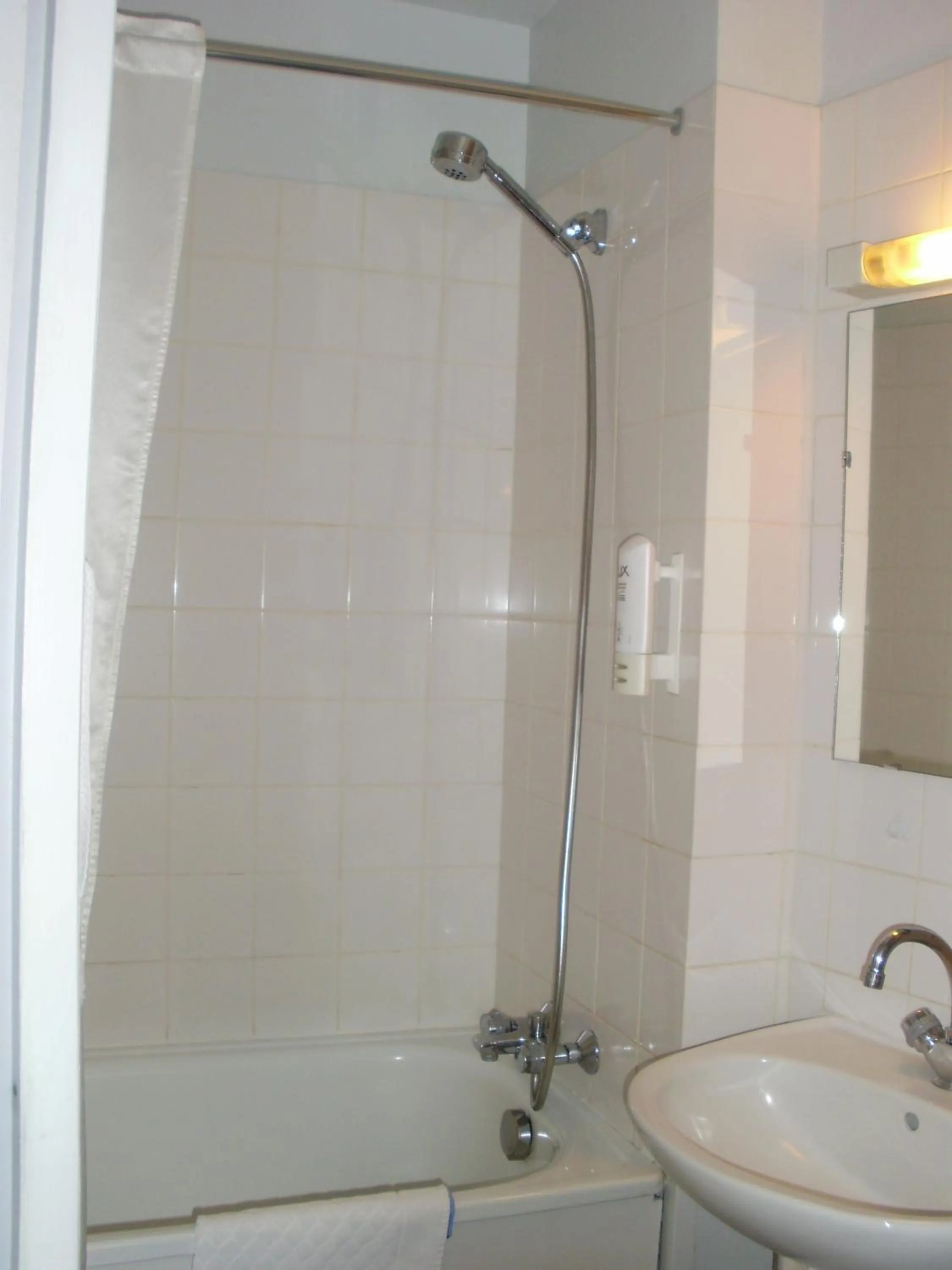 Bathroom in The Old Hotel Ravel Centre