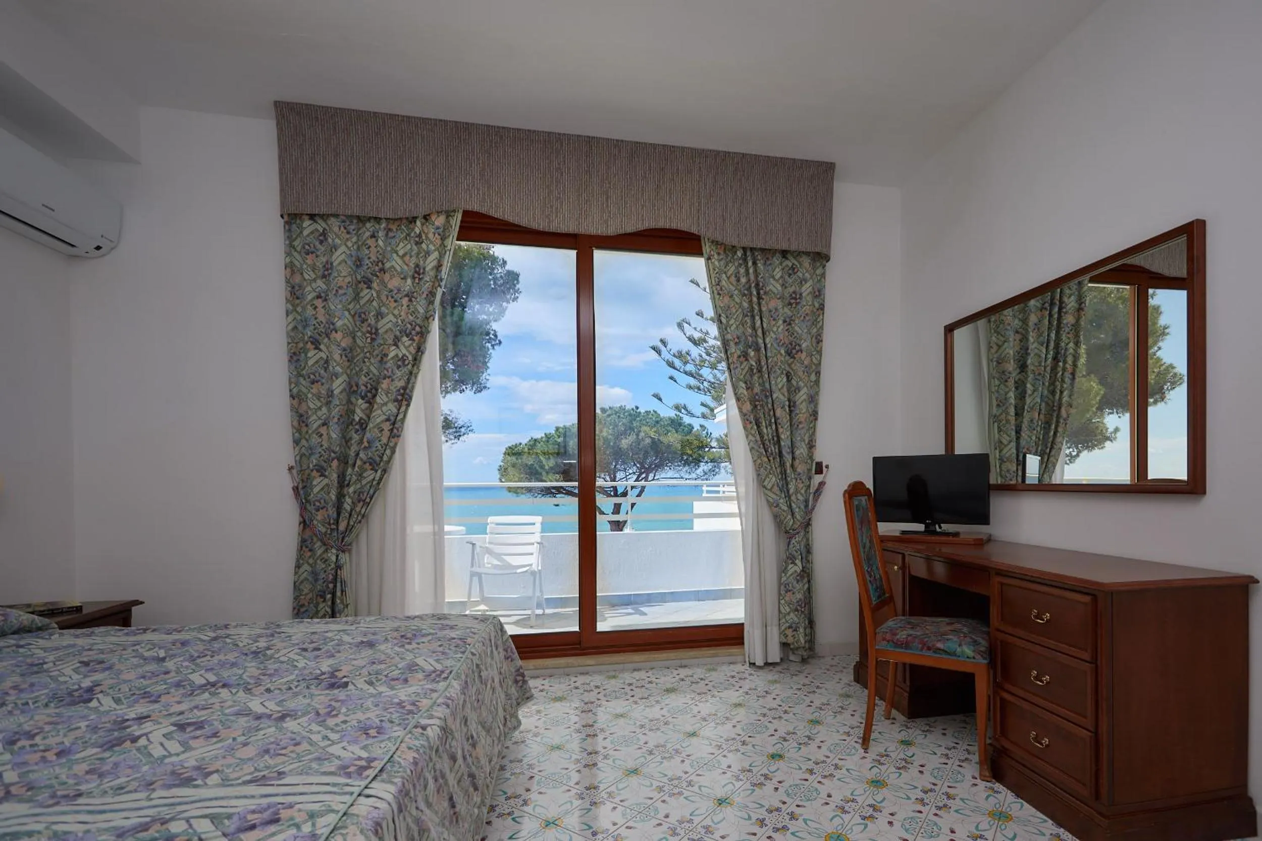 Photo of the whole room, Bed in Hotel La Castellana