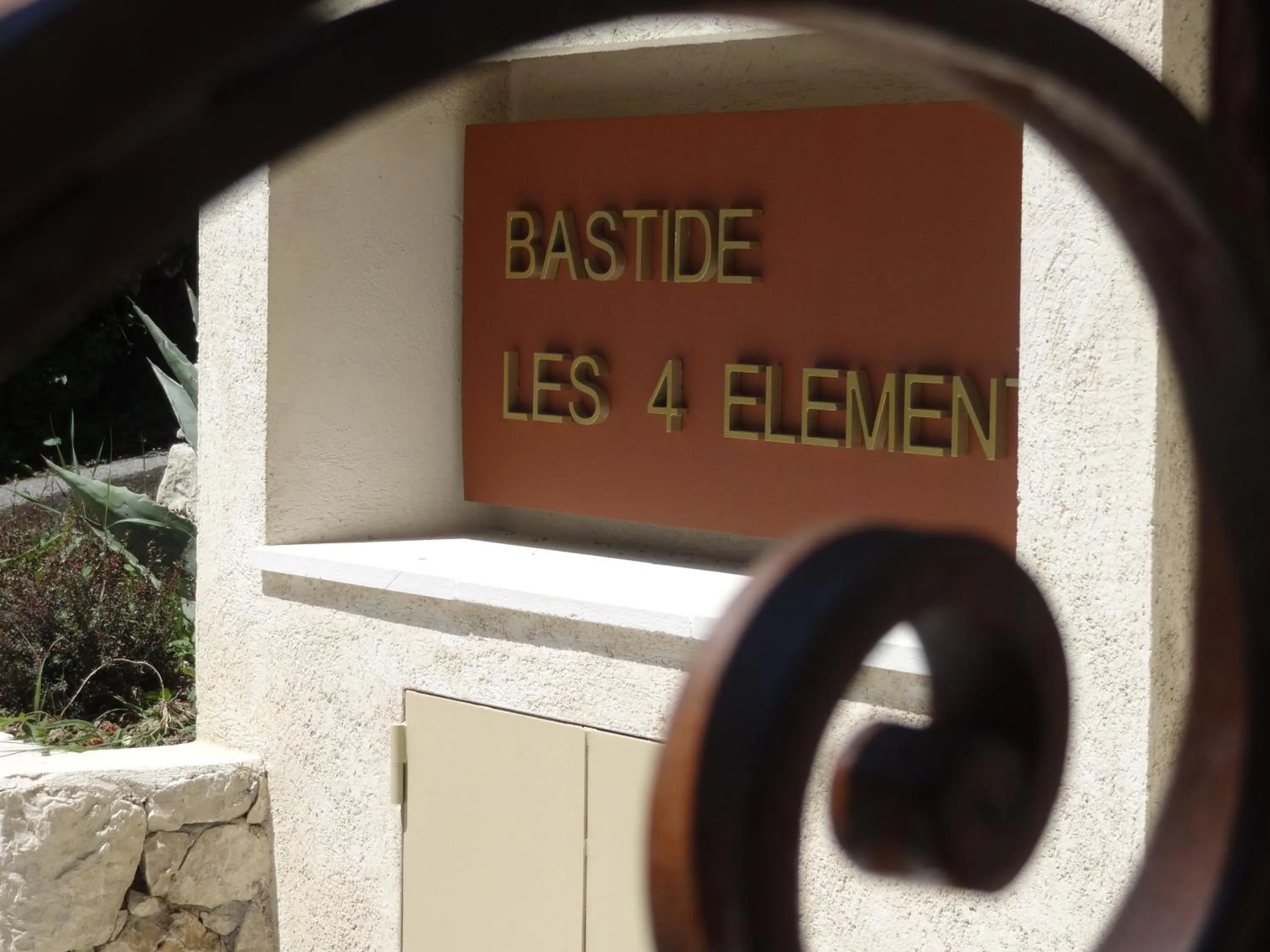 Facade/entrance in Les 4 éléments