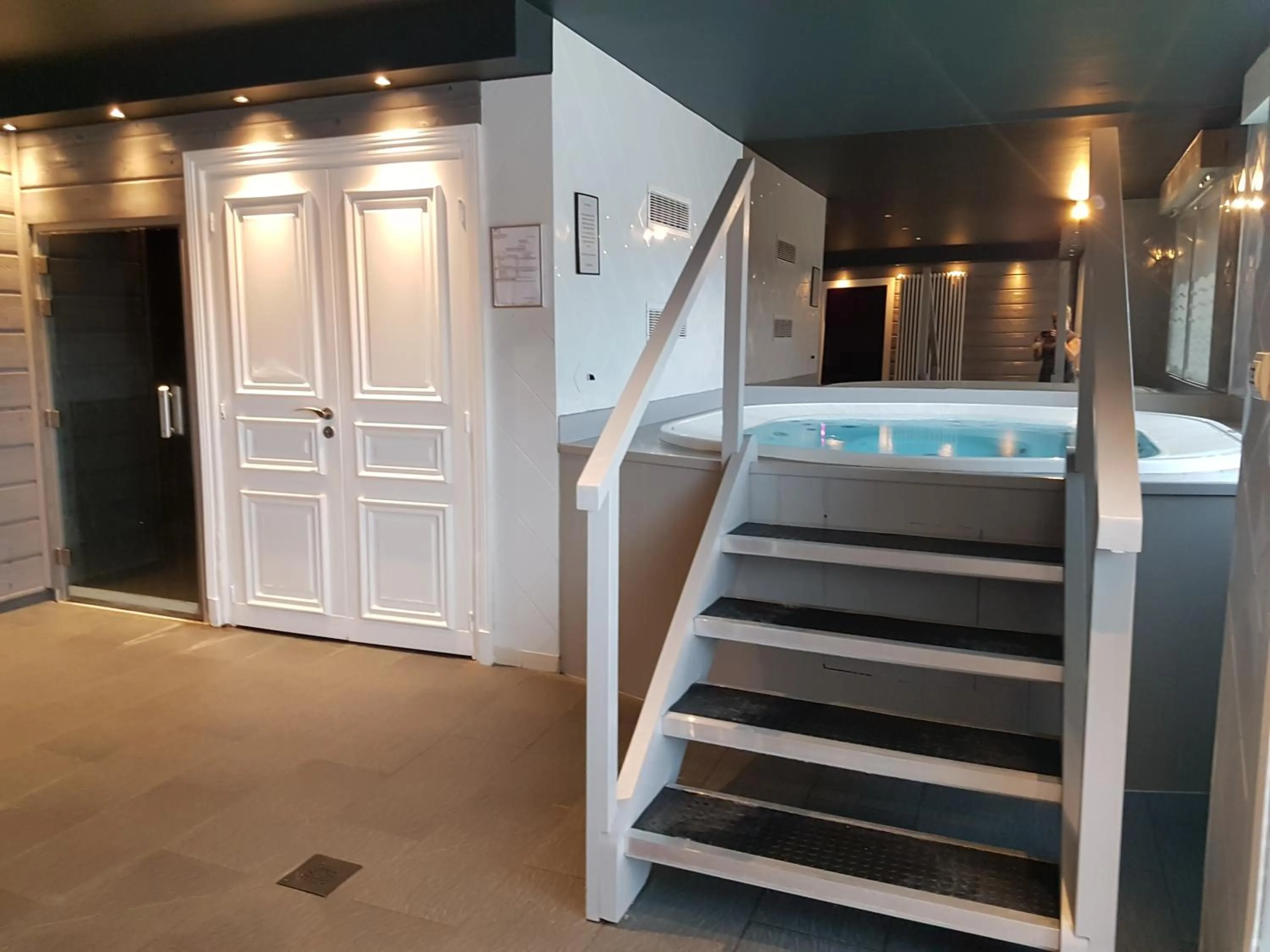 Hot Tub, Bed in Hôtel Beau Rivage