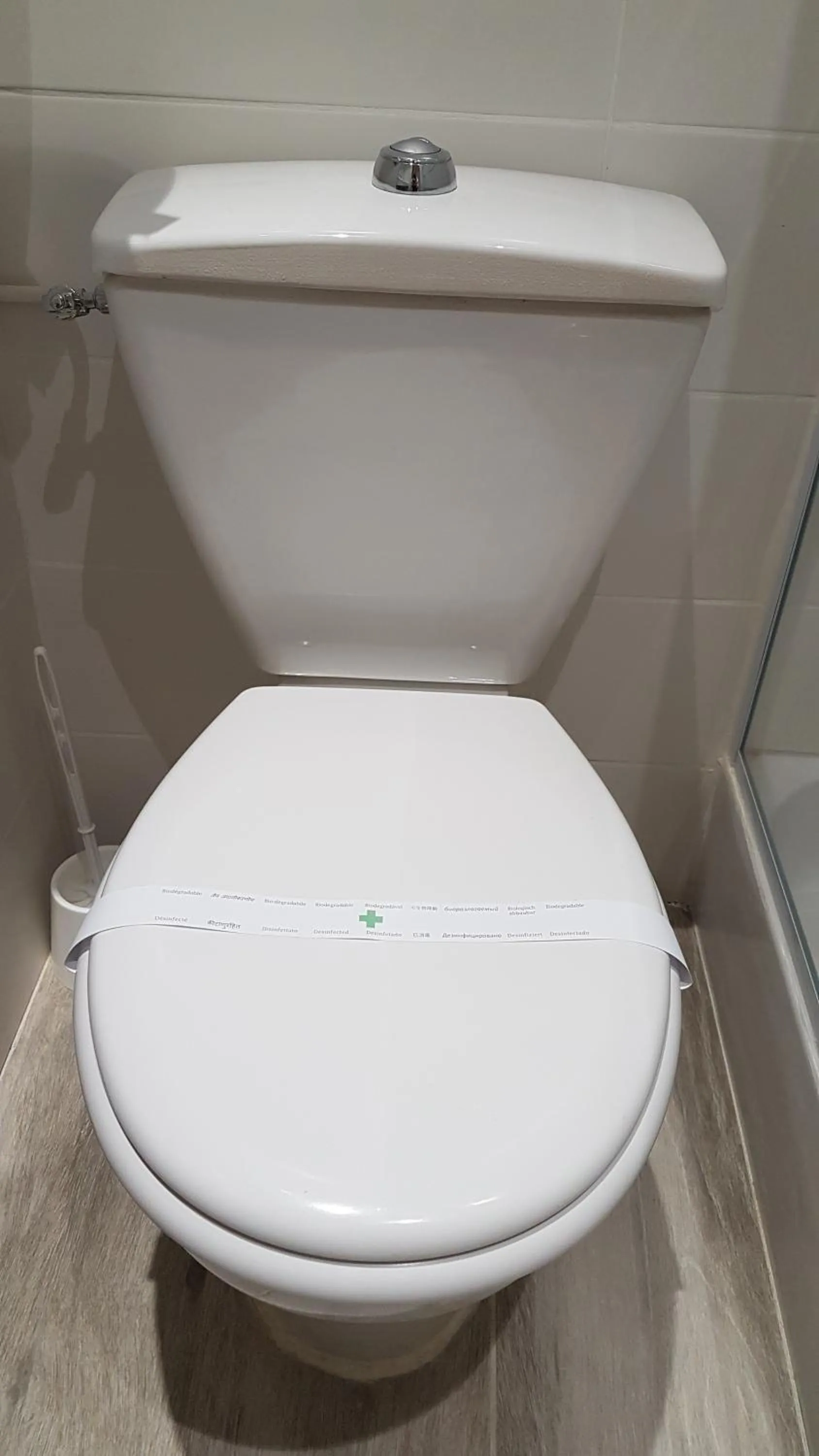 Toilet in Hôtel La Bérangère