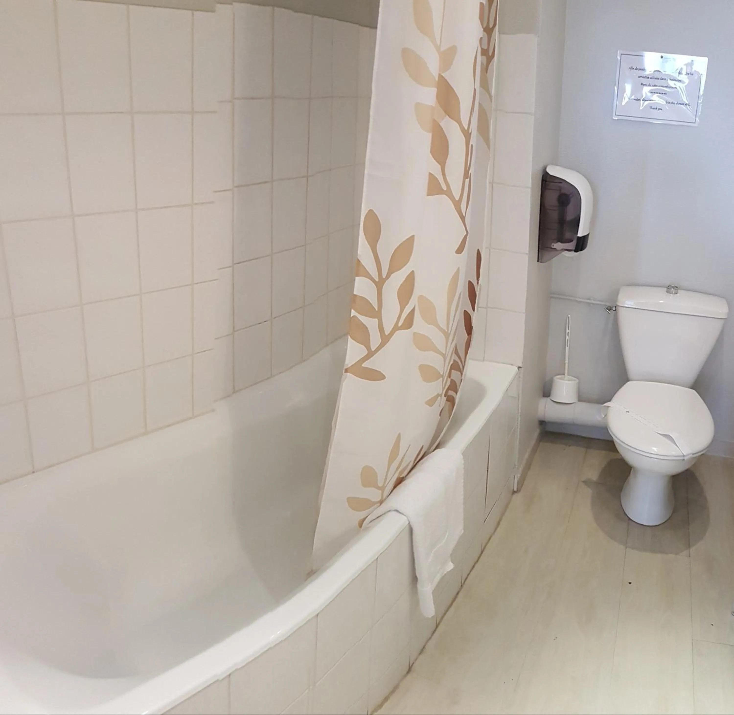 Toilet in Hôtel La Bérangère