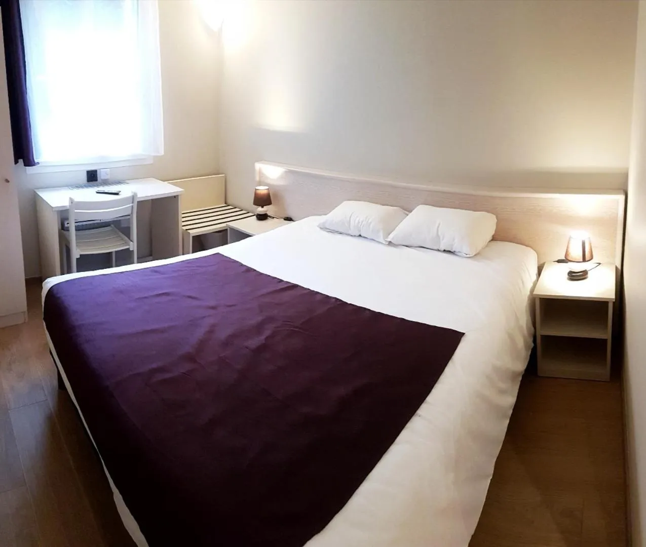 Shower, Bed in Hôtel La Bérangère