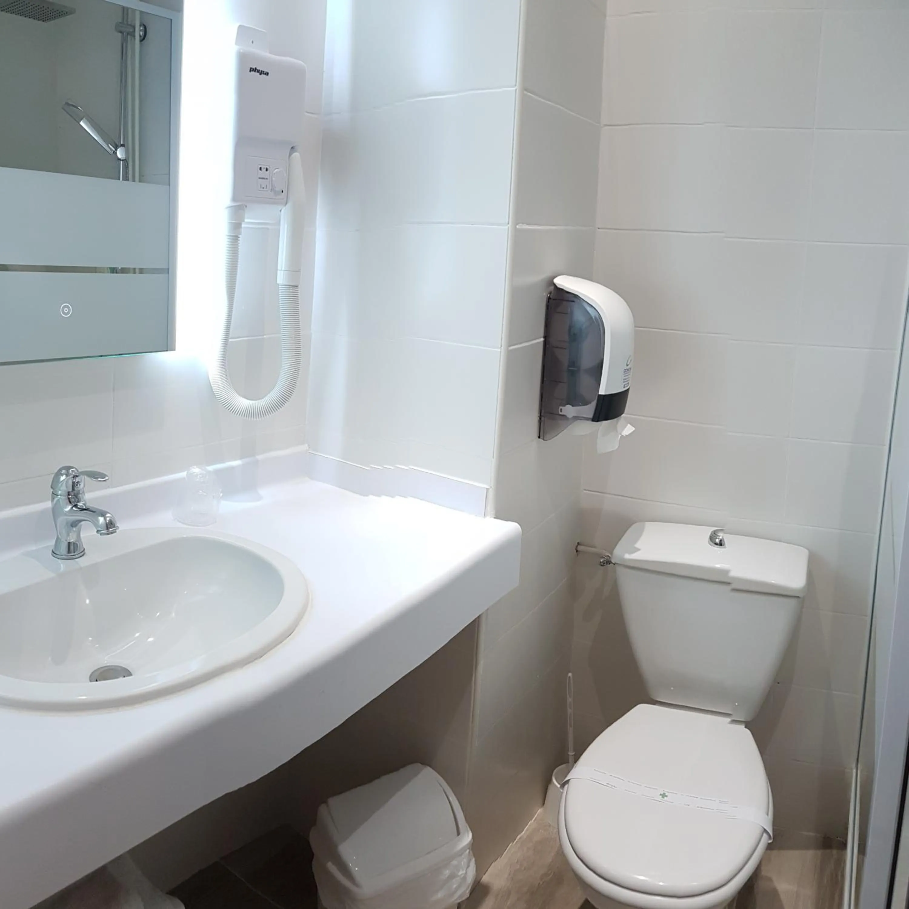 Shower in Hôtel La Bérangère