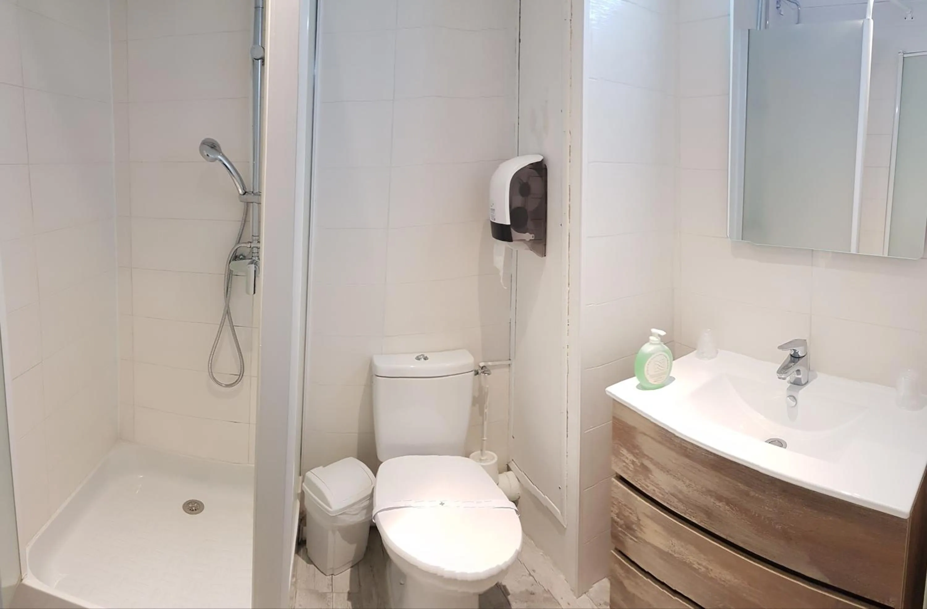 Shower in Hôtel La Bérangère