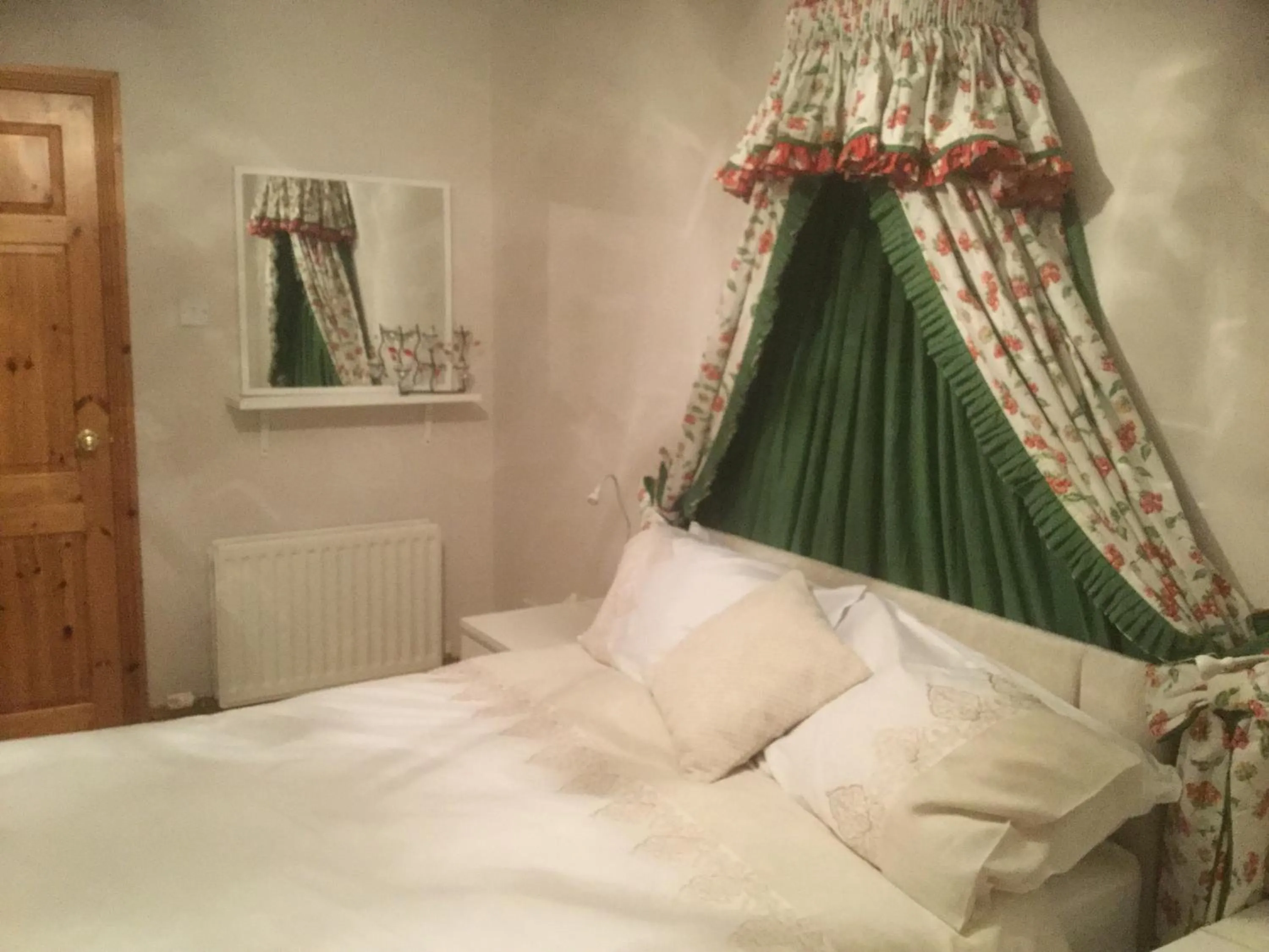 Photo of the whole room, Bed in Five Oaks