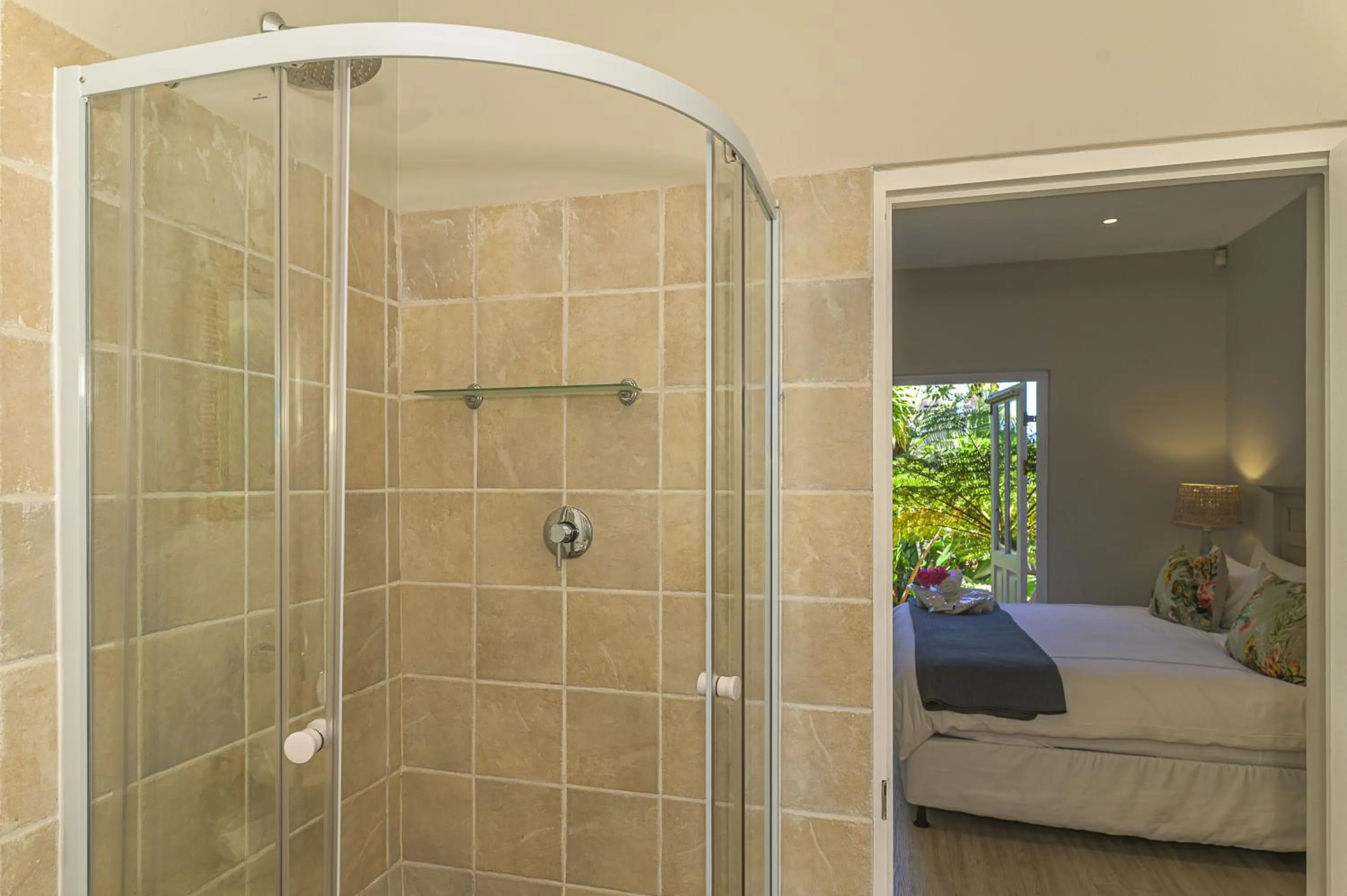 Bathroom, Bed in Villa Blu Guesthouse