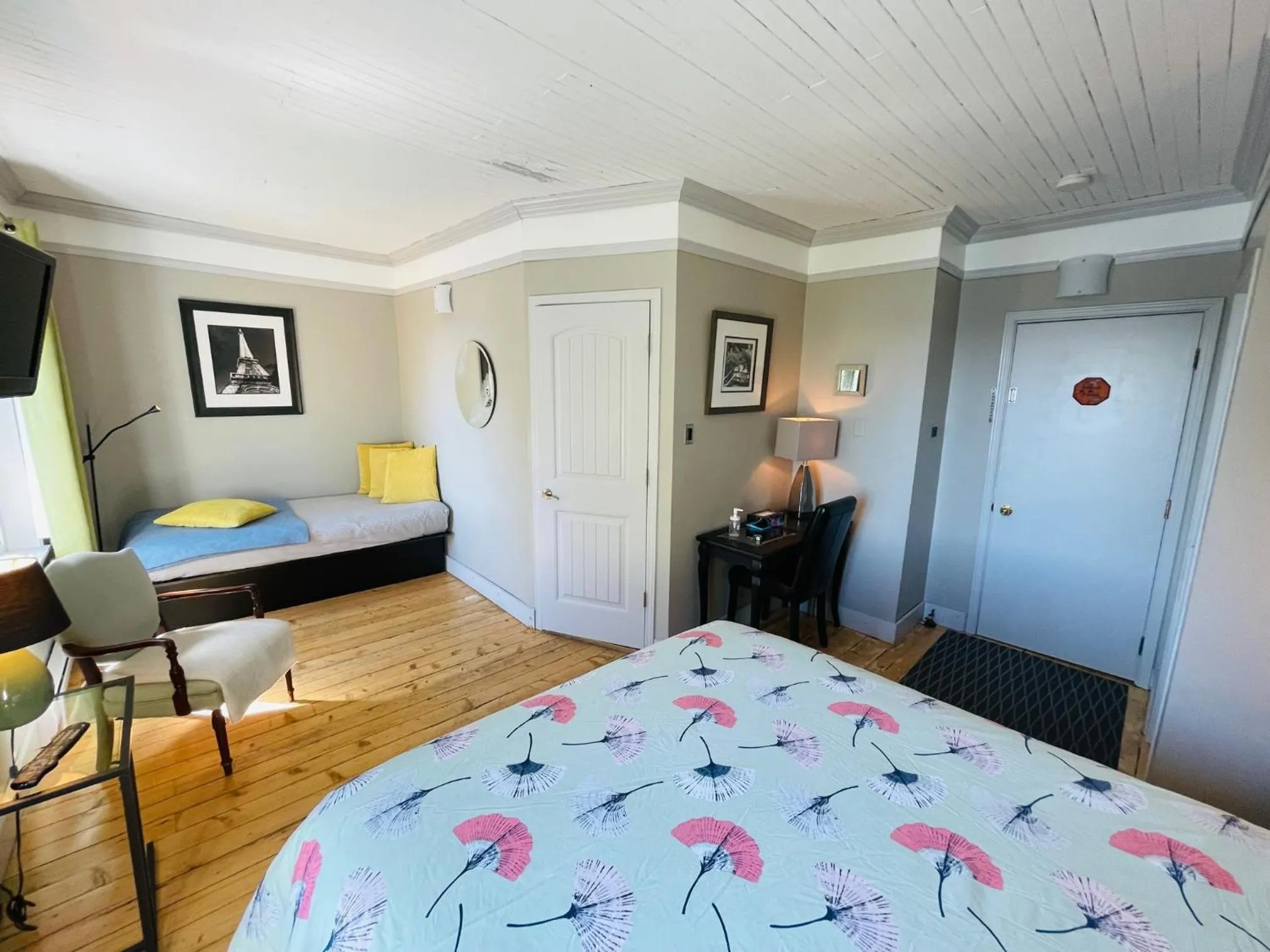 Photo of the whole room, Bed in Manoir du Lac Sept-Îles