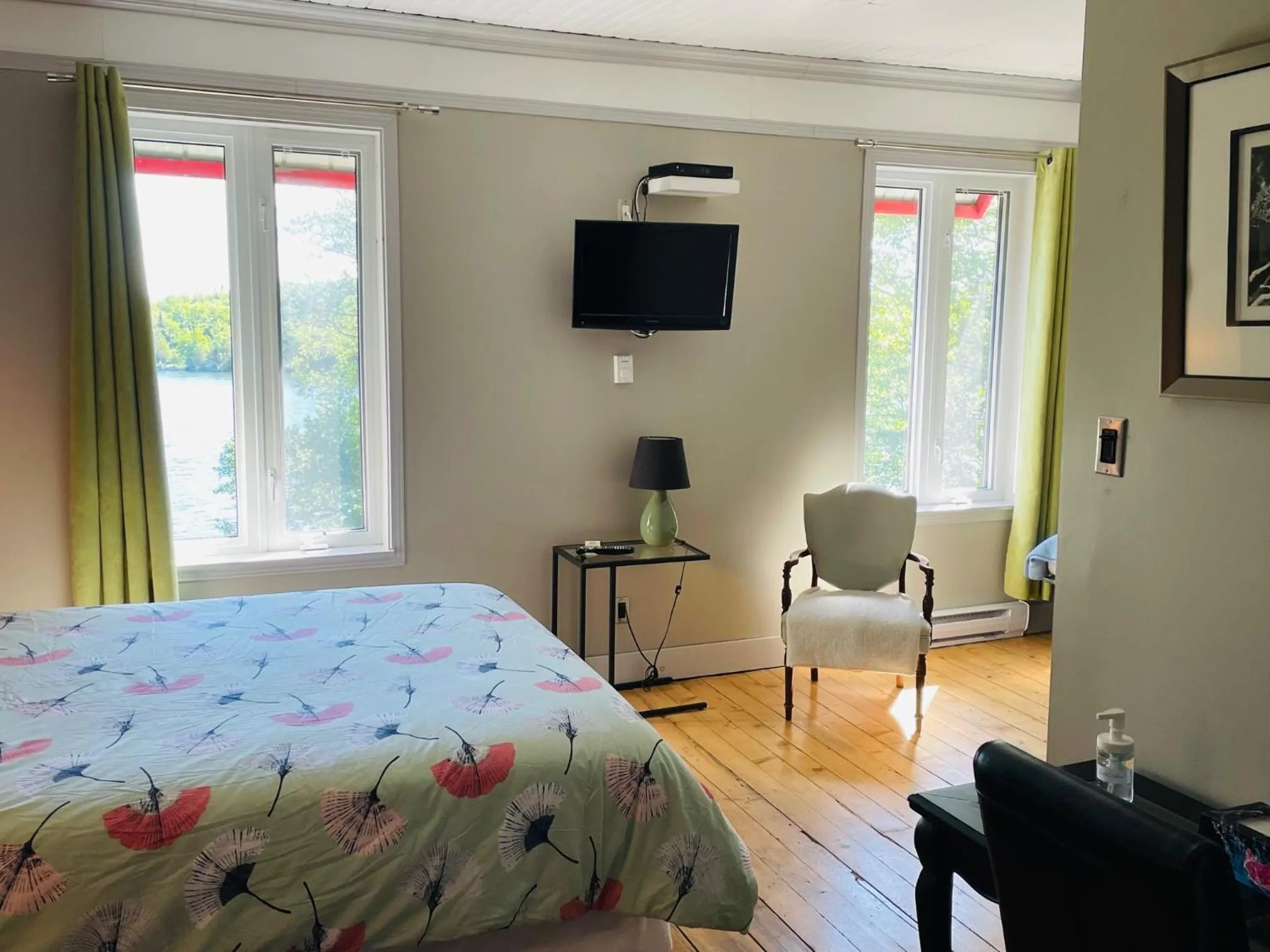 Photo of the whole room, Bed in Manoir du Lac Sept-Îles