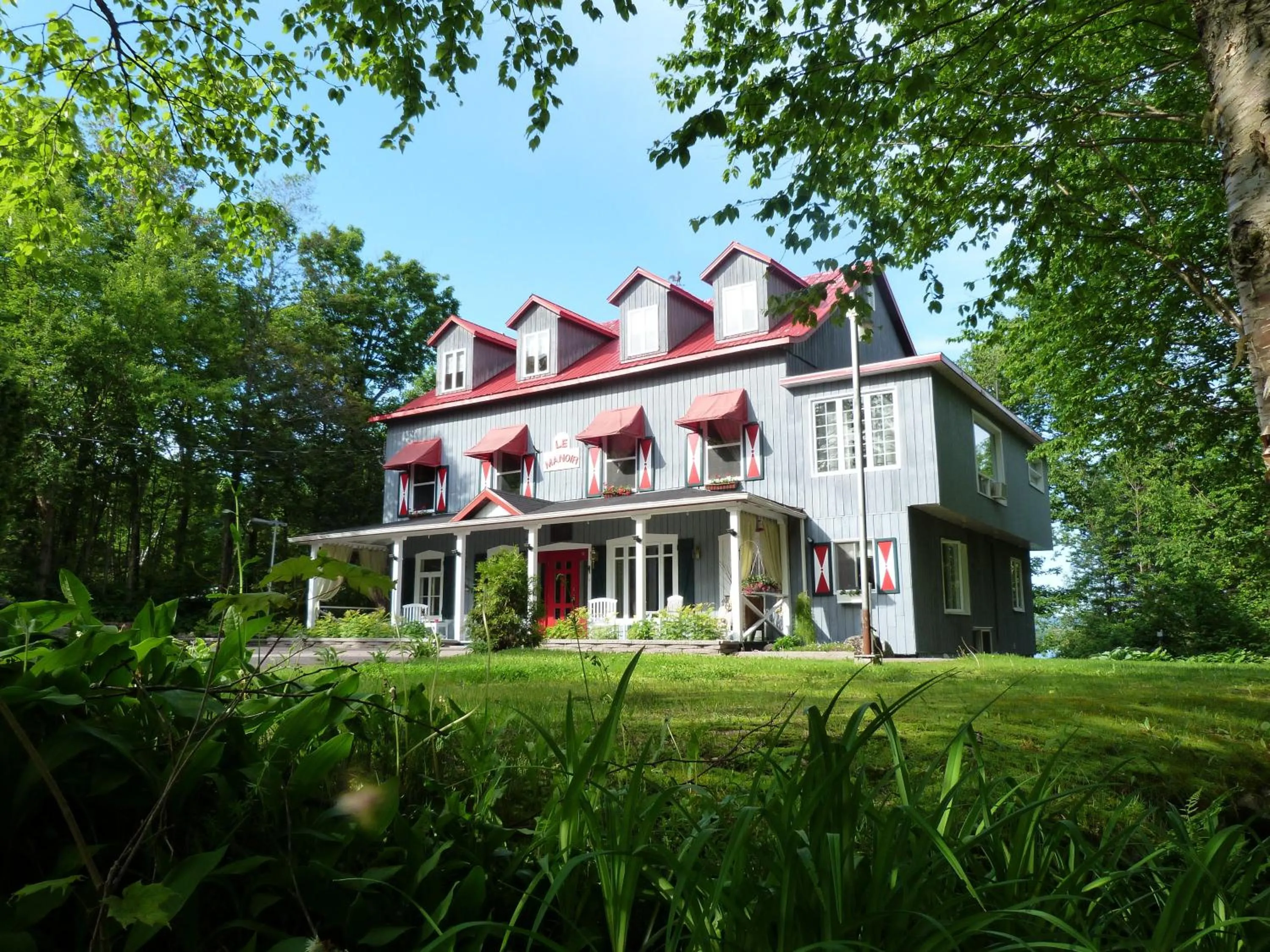 Facade/entrance in Manoir du Lac Sept-Îles