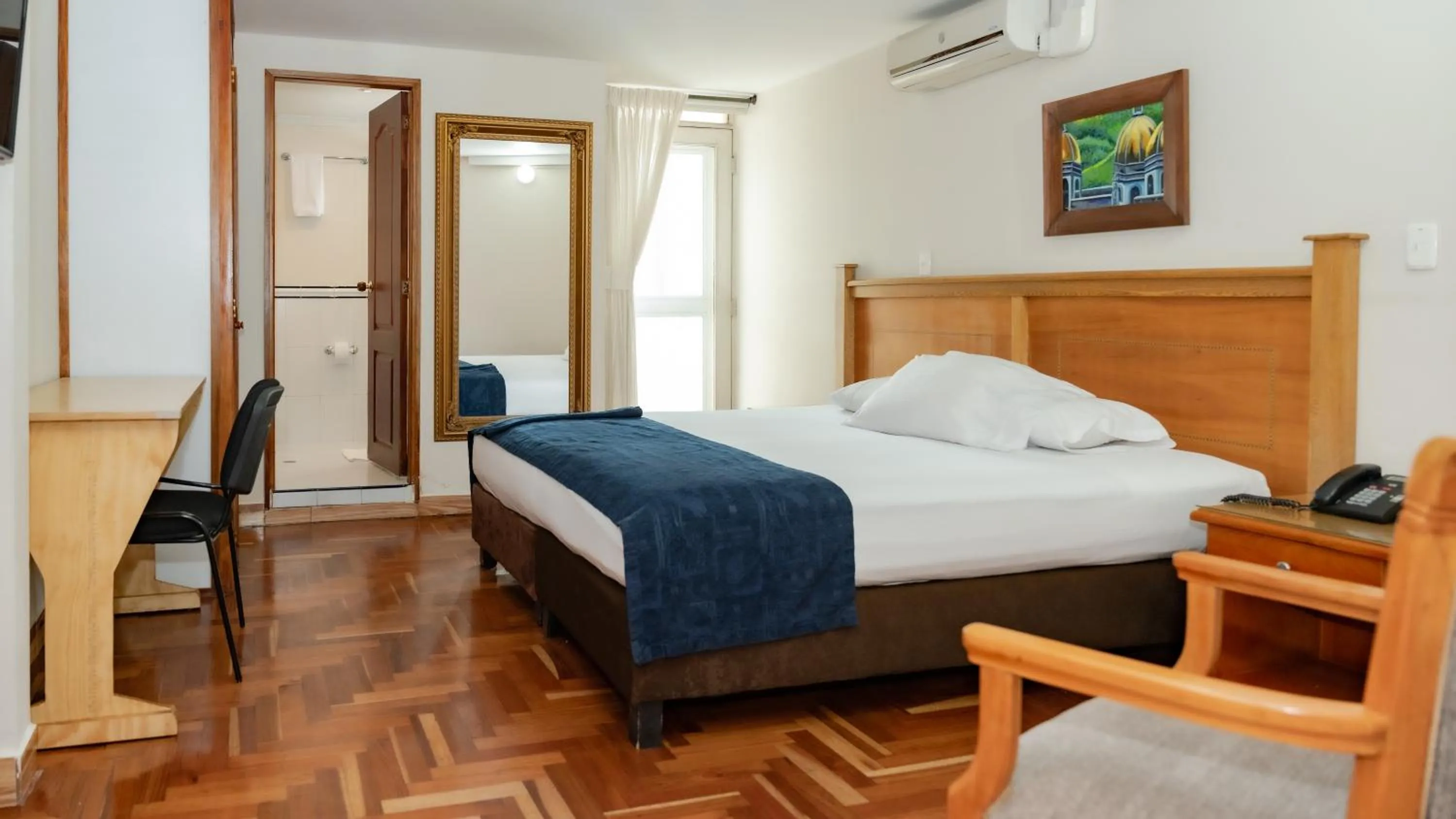 Toilet, Bed in Hotel San Pedro del Fuerte