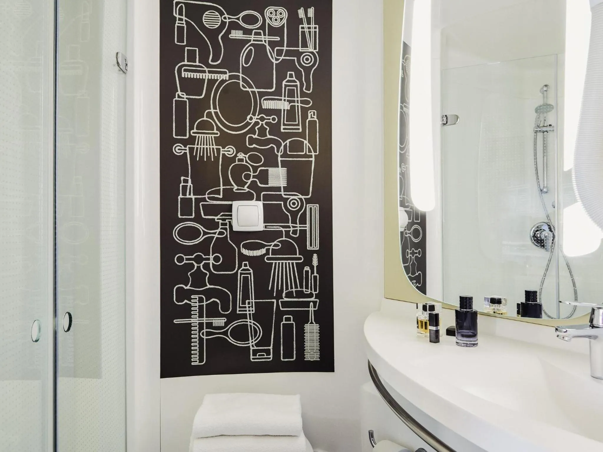 Bedroom in ibis La Ciotat