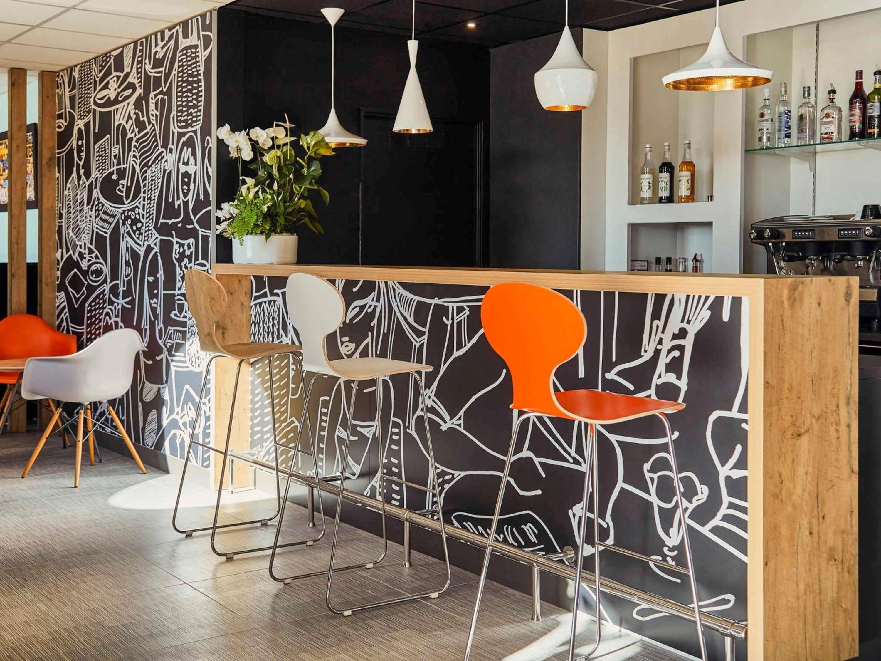 Lounge or bar in ibis La Ciotat