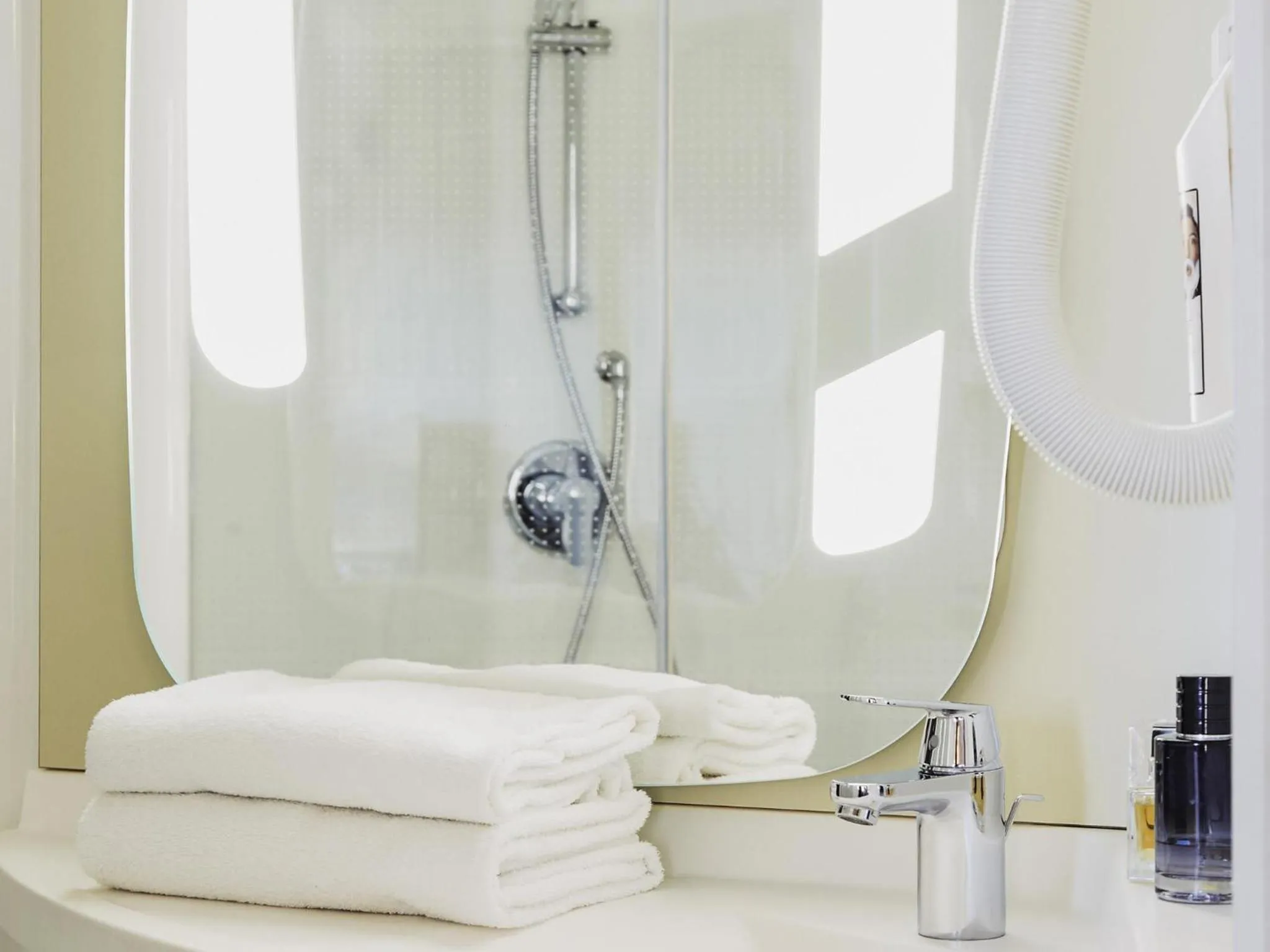 Bedroom in ibis La Ciotat