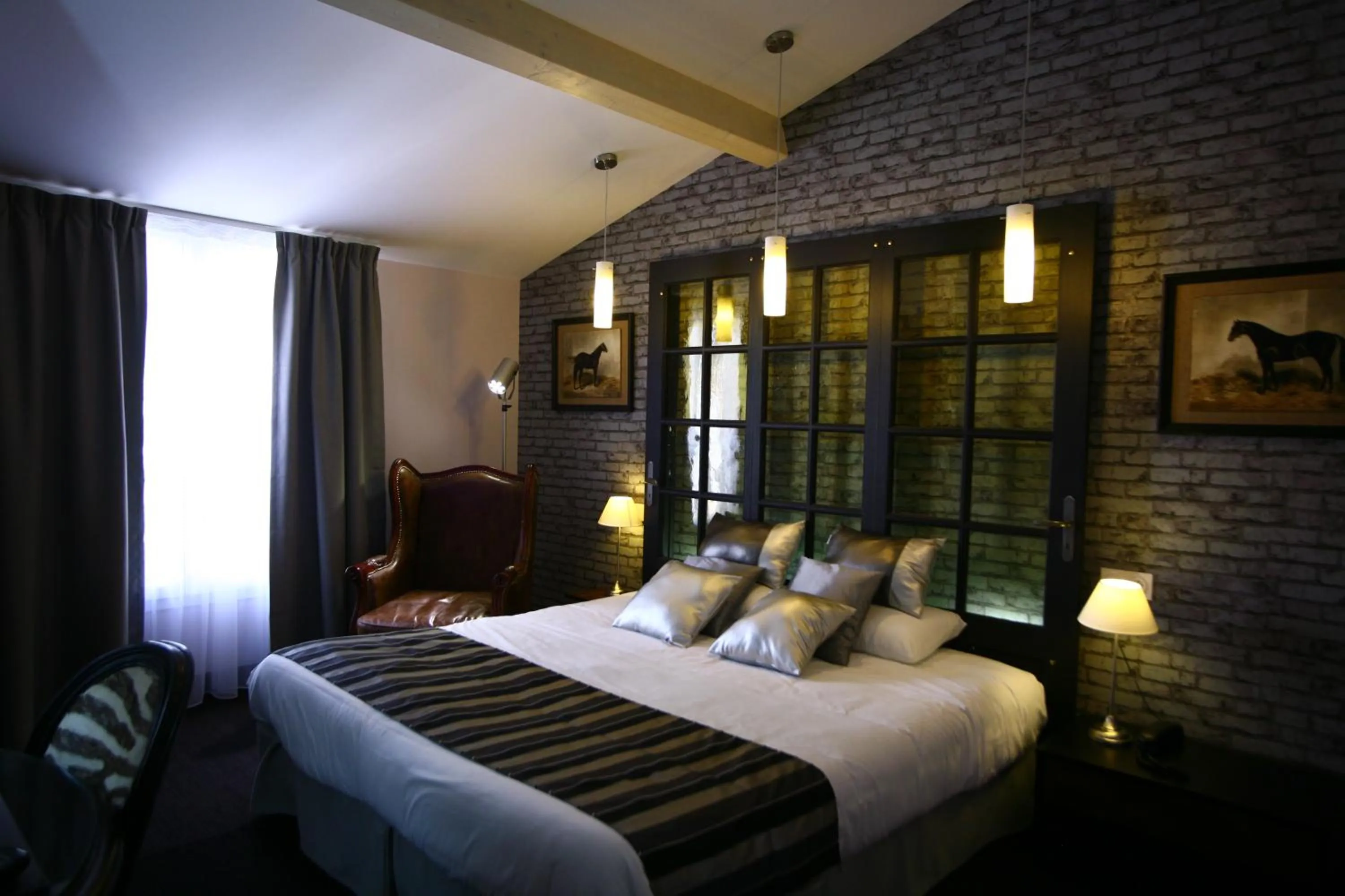 Bed in Logis Hôtel Le Glacier