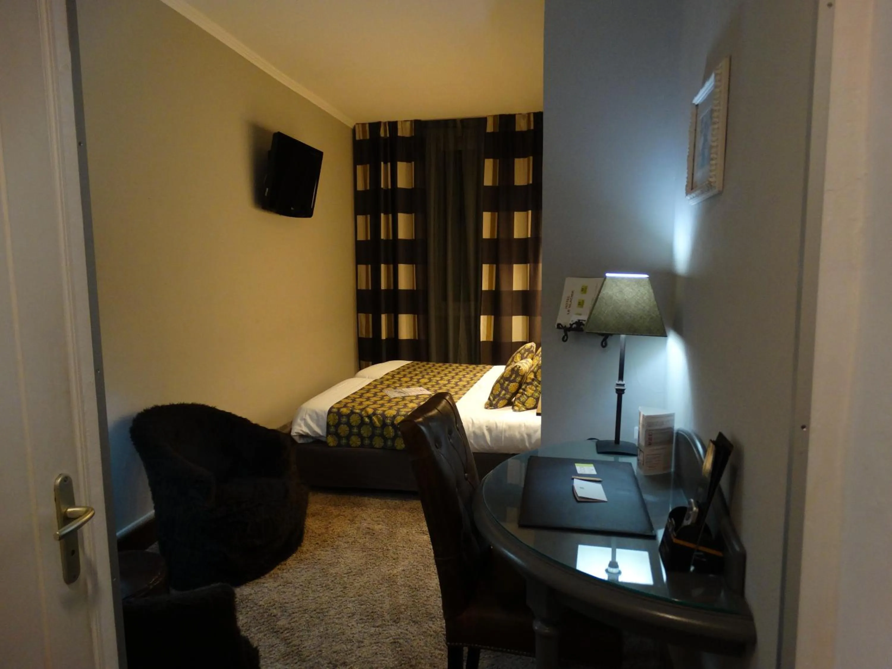 Photo of the whole room, Bed in Logis Hôtel Le Glacier