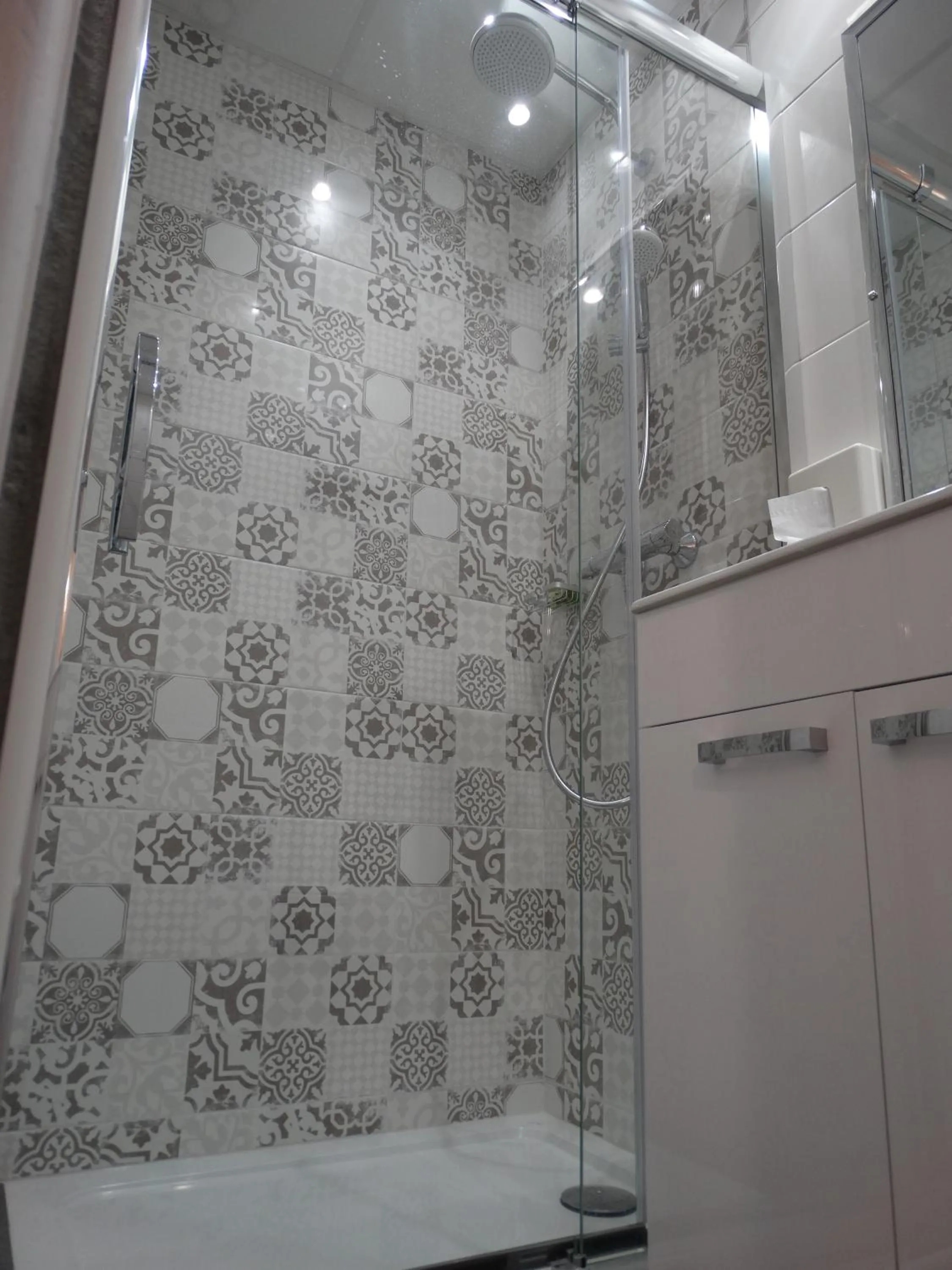 Shower in Logis Hôtel Le Glacier