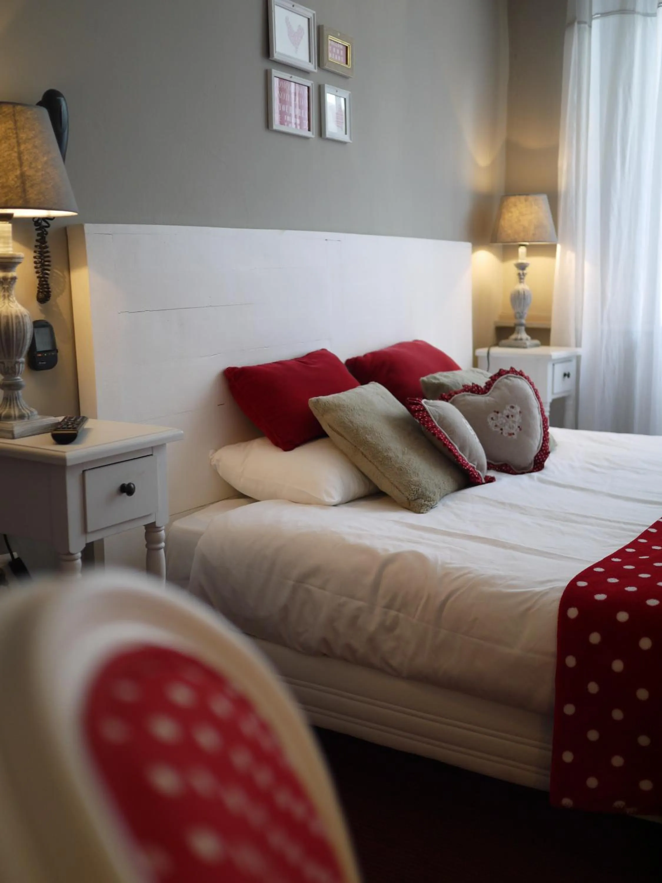 Bed in Logis Hôtel Le Glacier