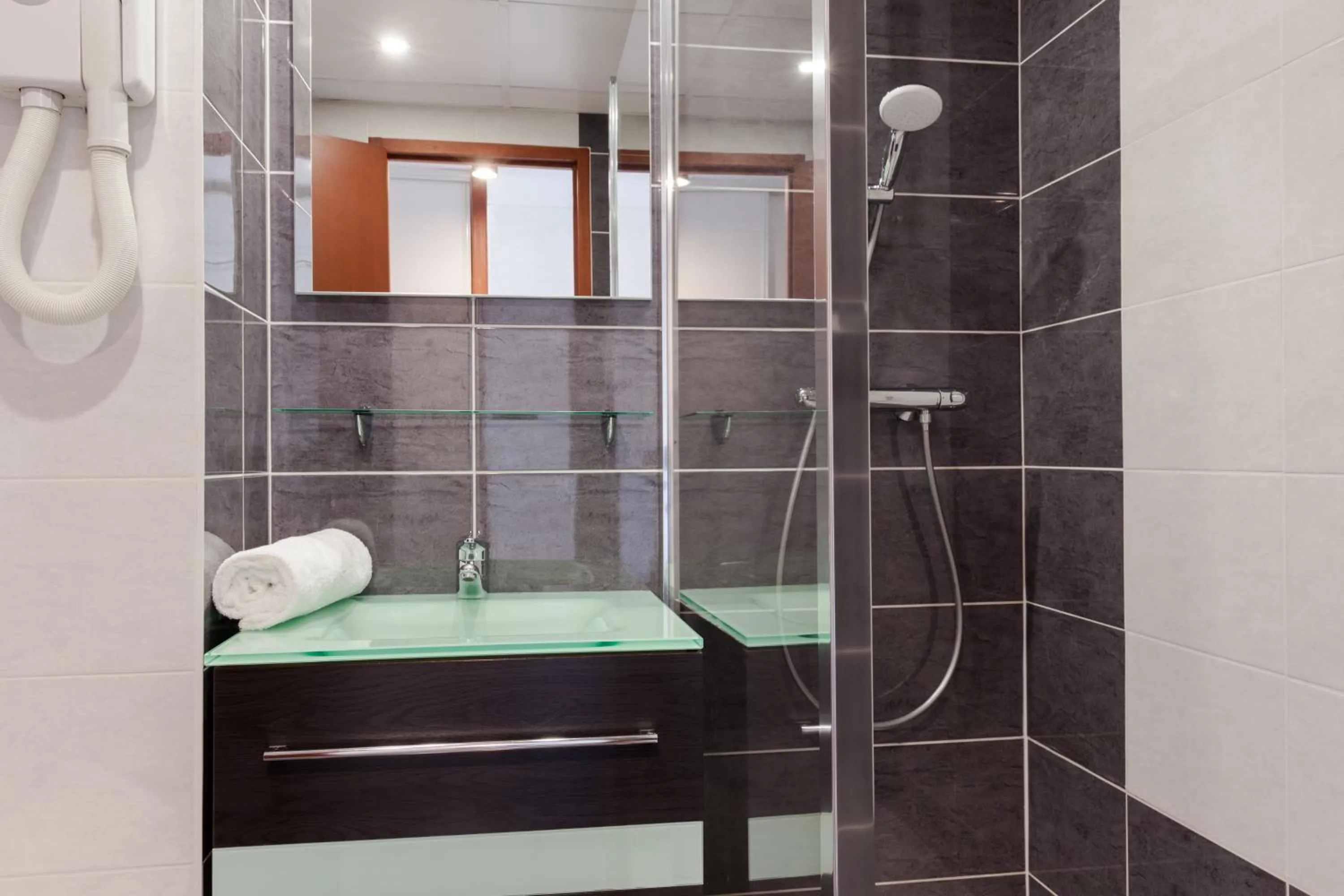 Bathroom in The Originals City, Hôtel Castel Burgond, Dijon Ouest