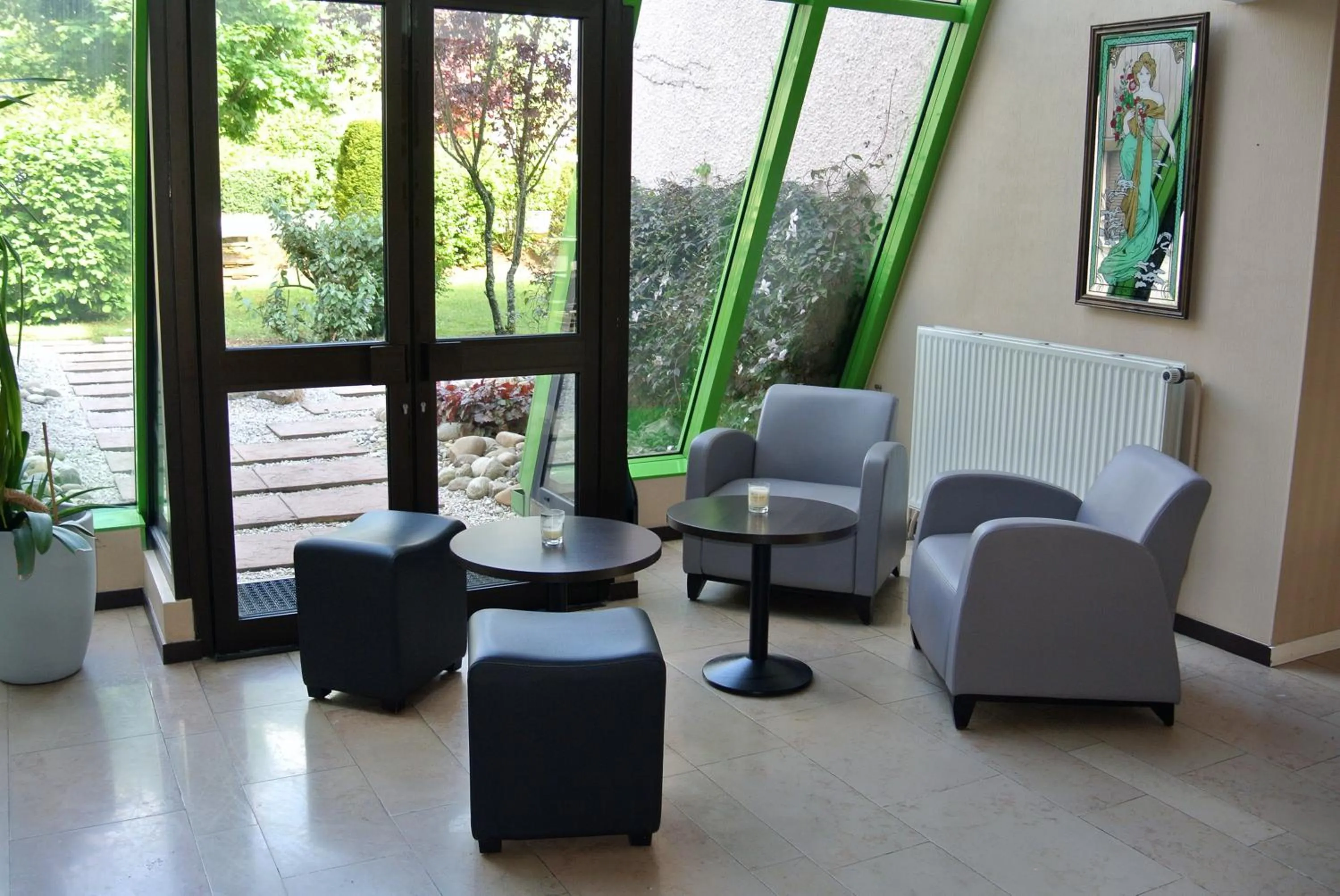 Lounge or bar in The Originals City, Hôtel Castel Burgond, Dijon Ouest