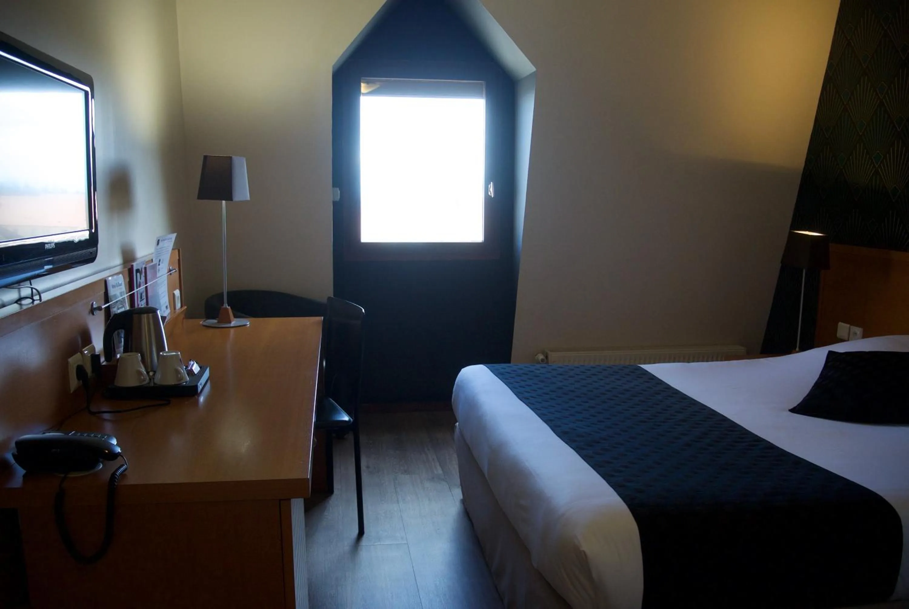 Coffee/tea facilities, Bed in The Originals City, Hôtel Castel Burgond, Dijon Ouest