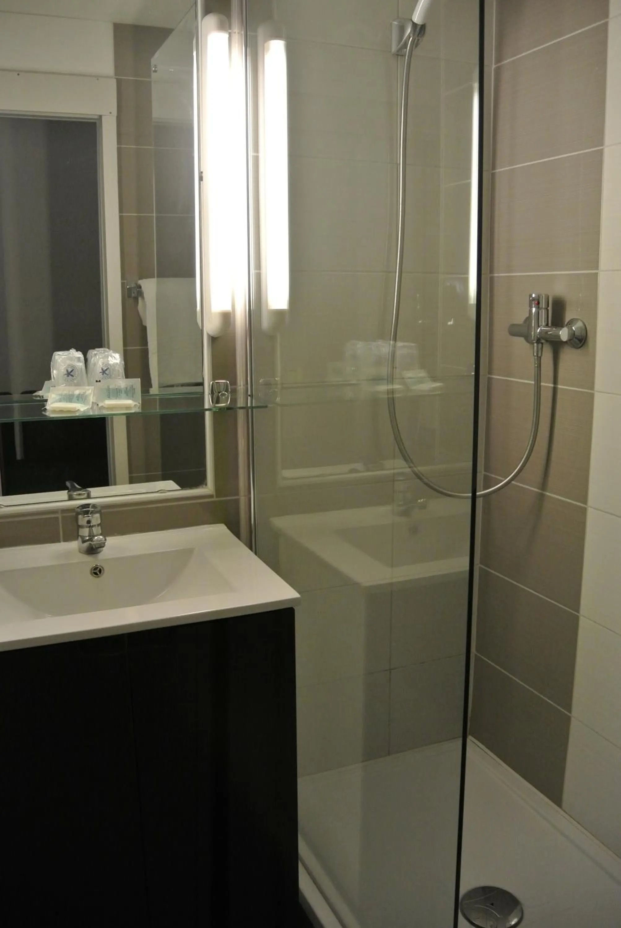 Shower in The Originals City, Hôtel Castel Burgond, Dijon Ouest