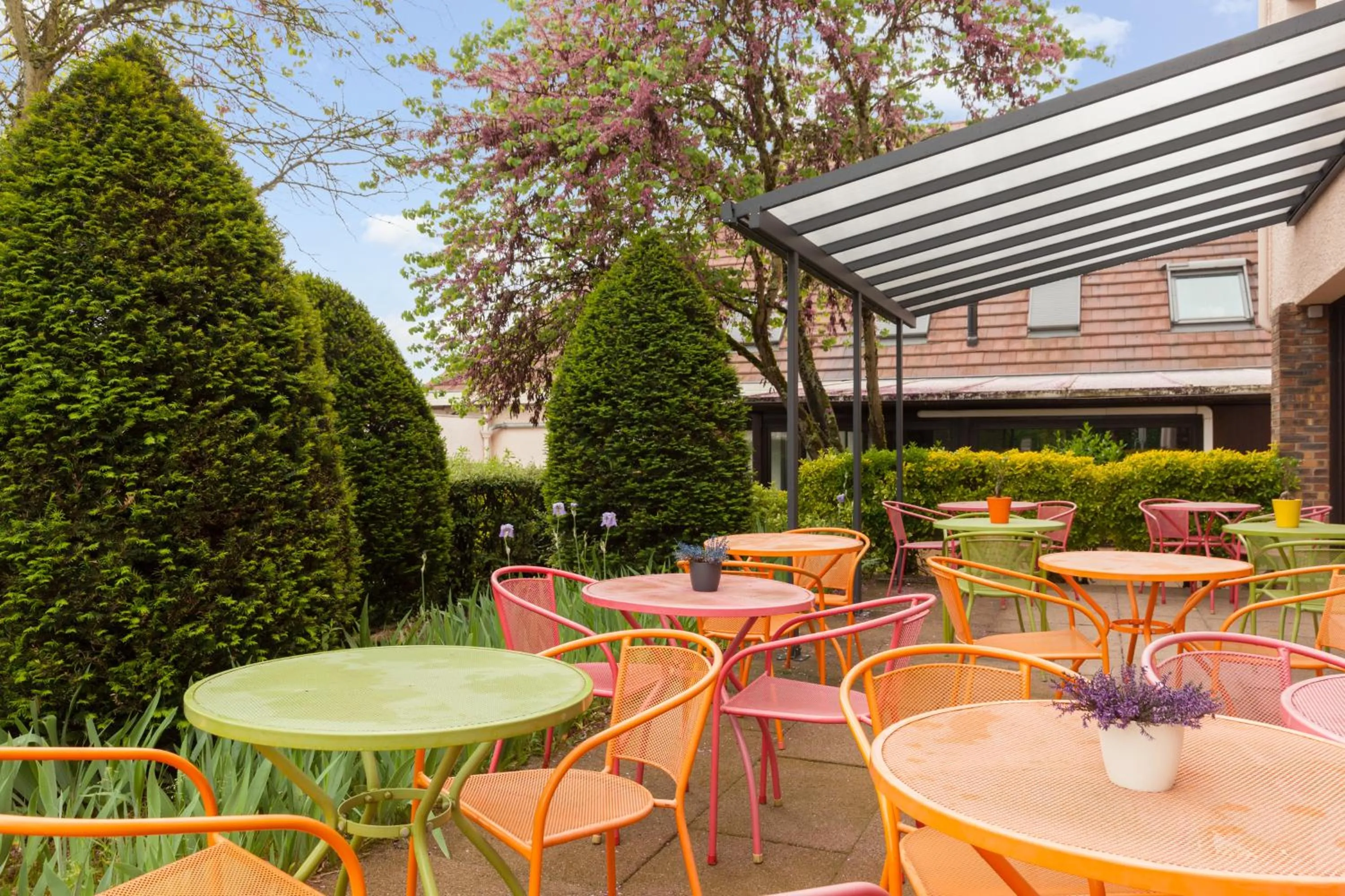 Patio in The Originals City, Hôtel Castel Burgond, Dijon Ouest