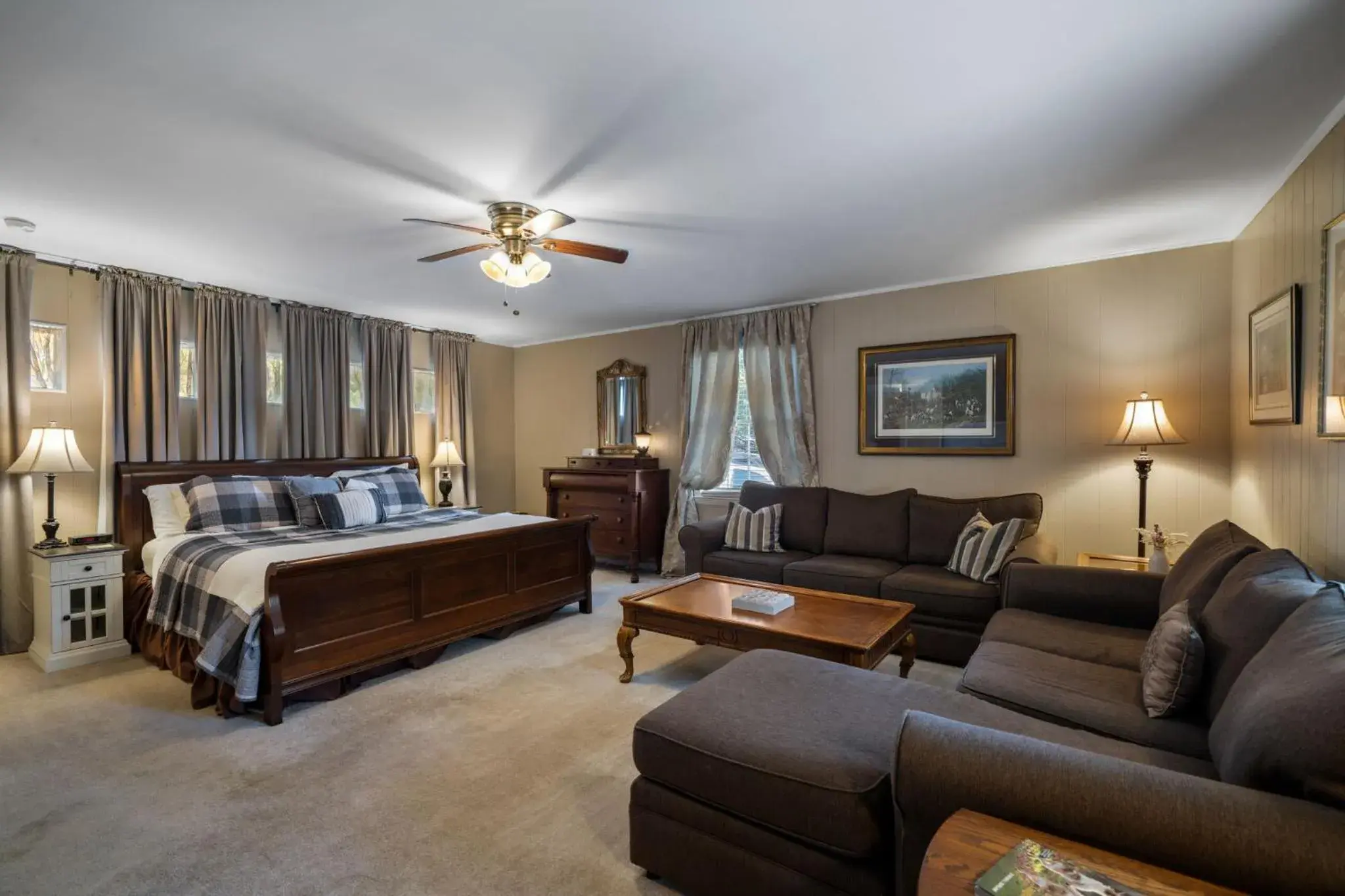 Two-Bedroom Carriage House in The Inn on Front Street Two-Bedroom Carriage House in The Inn on Front Street