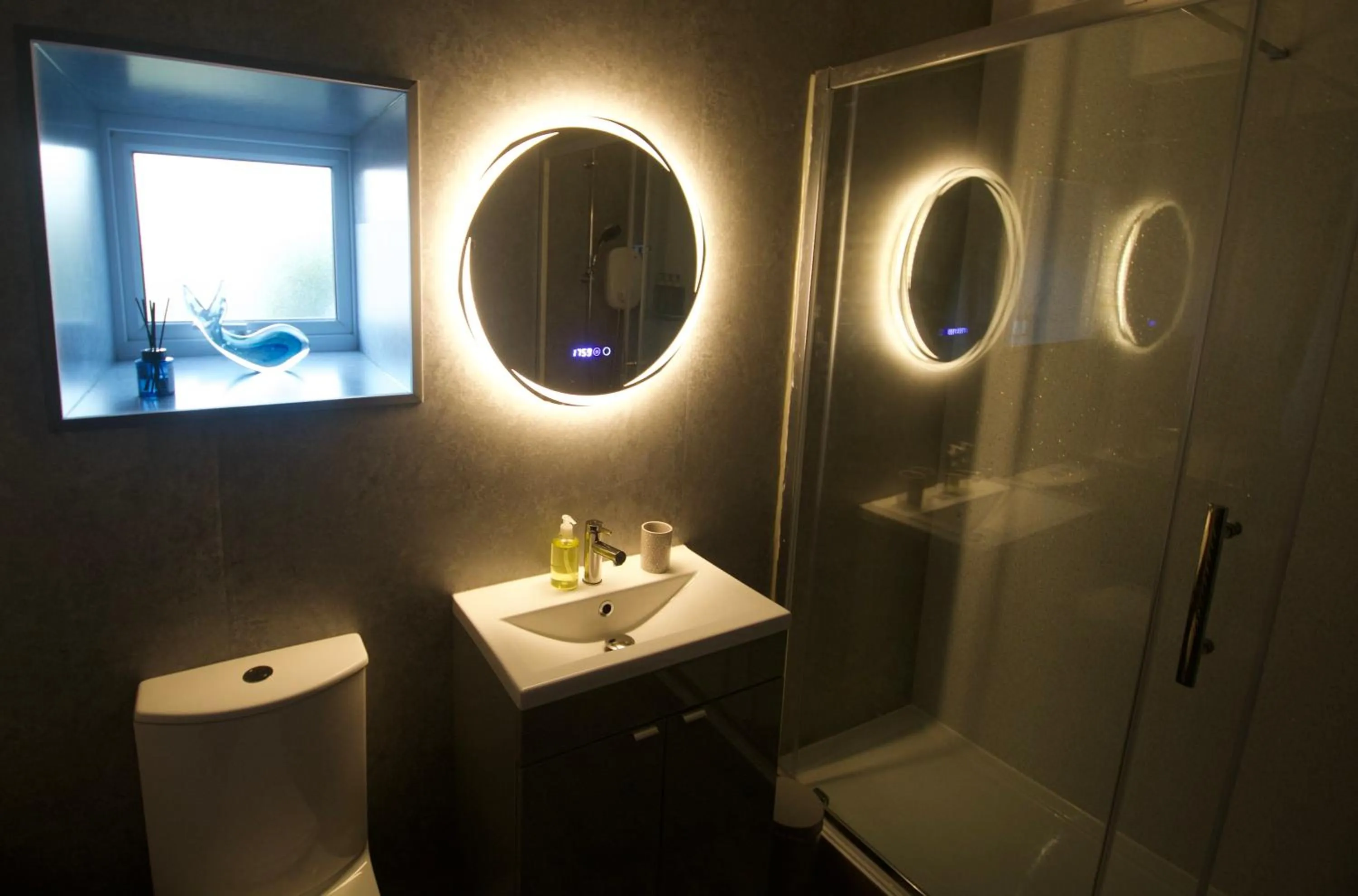 Shower in Lea House Bed and Breakfast